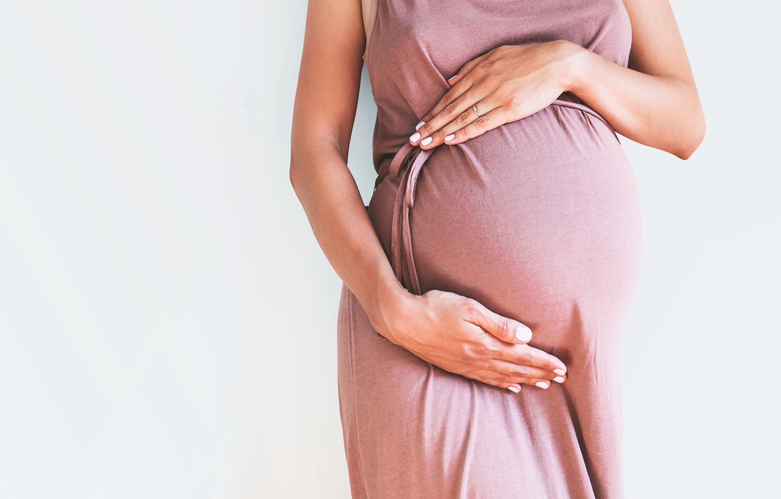 Científicos indican que "debido a que se aplicaron controles estrictos de infección y procedimientos de prevención durante el parto, es probable que el origen del SARS-CoV2 en los neonatos haya sido maternal".