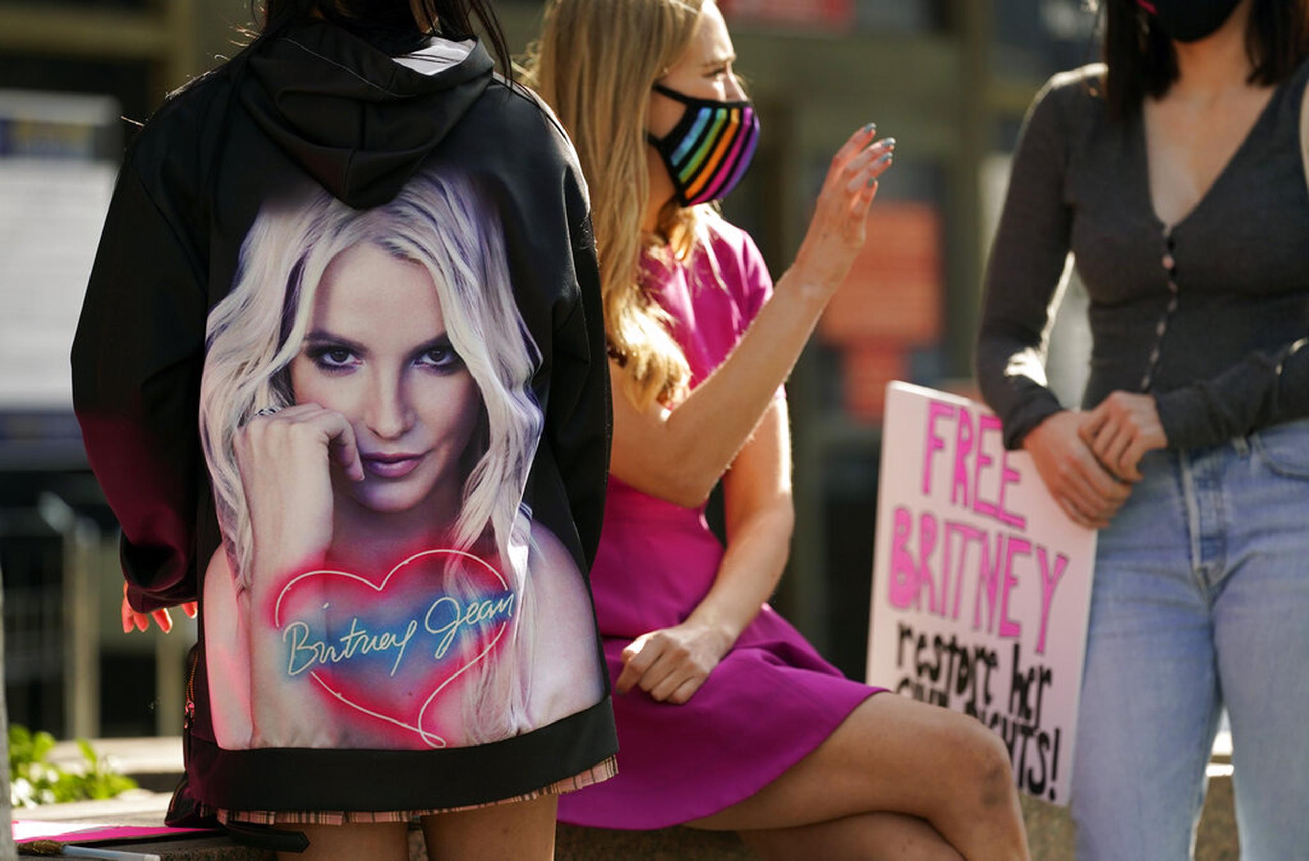 Fans de Britney Spears se reúnen frente a una audiencia judicial sobre la tutela de la cantante pop, el jueves 11 de febrero de 2021, en Los Ángeles.