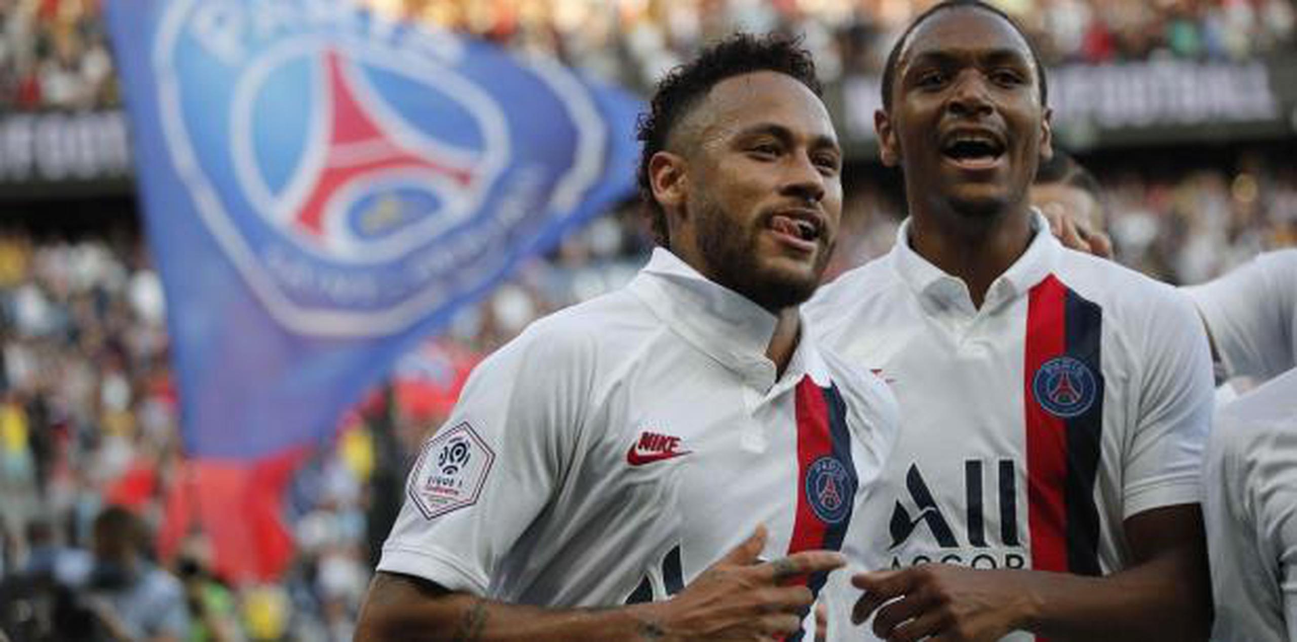 Neymar (en primer plano) celebra su gol durante el partido del sábado contra Strasbourg en la liga francesa. (AP)