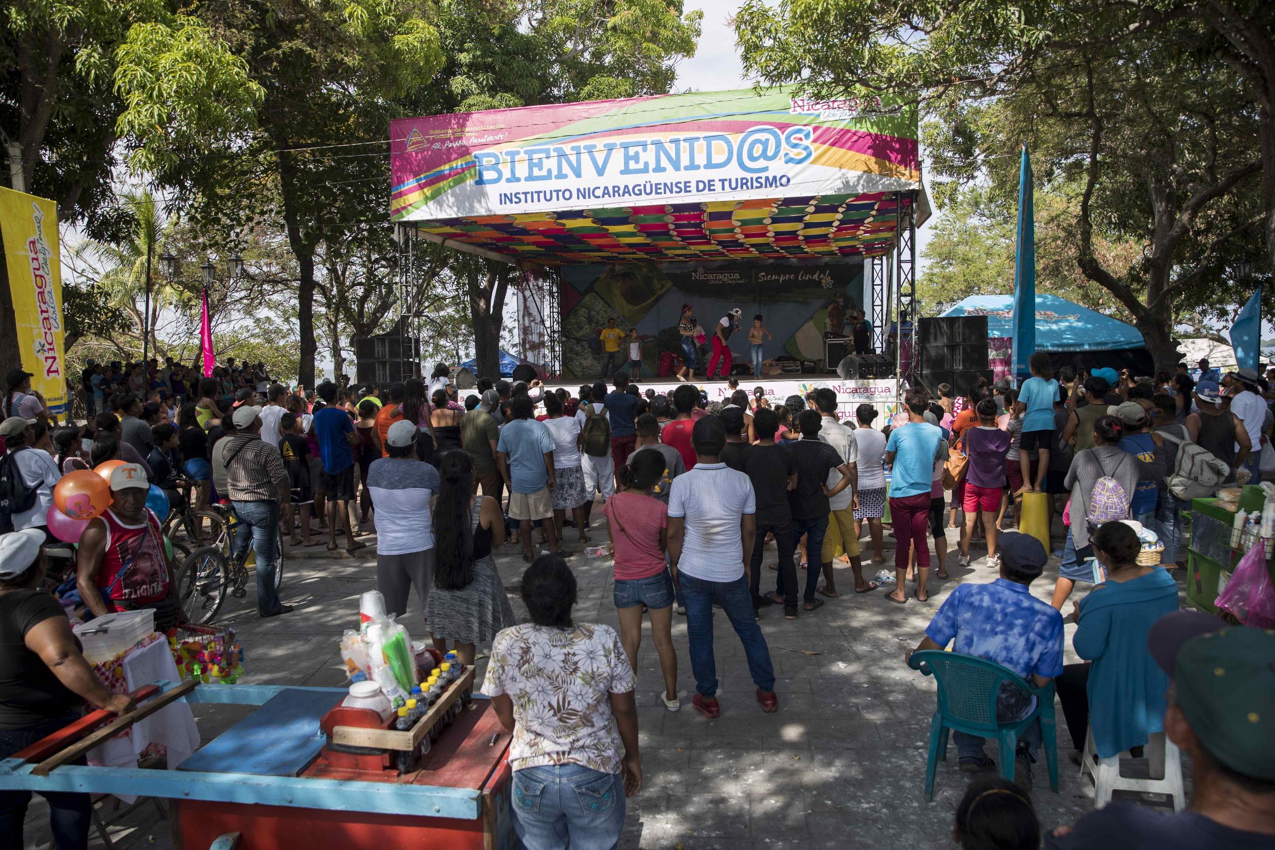 Varias personas asisten a la celebración convocada por el gobierno "Verano Music Fest 2020" en el centro turístico Puerto del Gran Lago, en la ciudad de Granada, Nicaragua