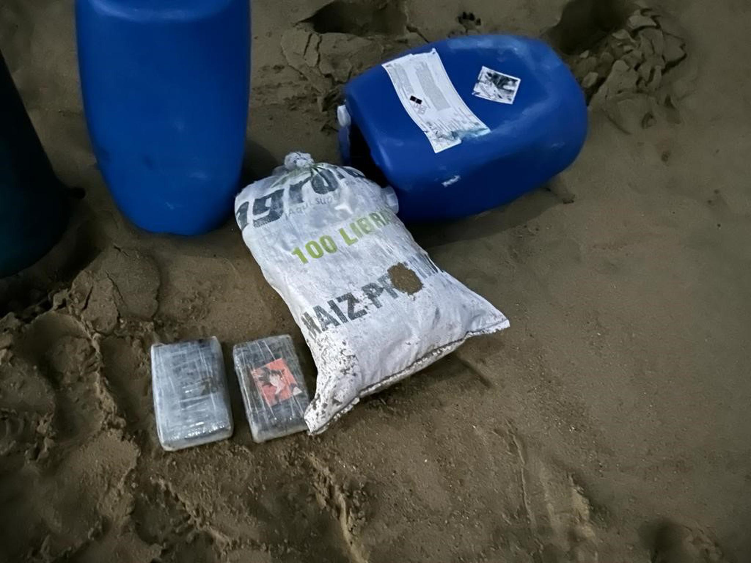 Los 90 kilos de cocaína fueron abandonados al lado de una yola virada, donde se encontró el cadáver de un hombre, en la playa de Guajataca, en Quebradillas.