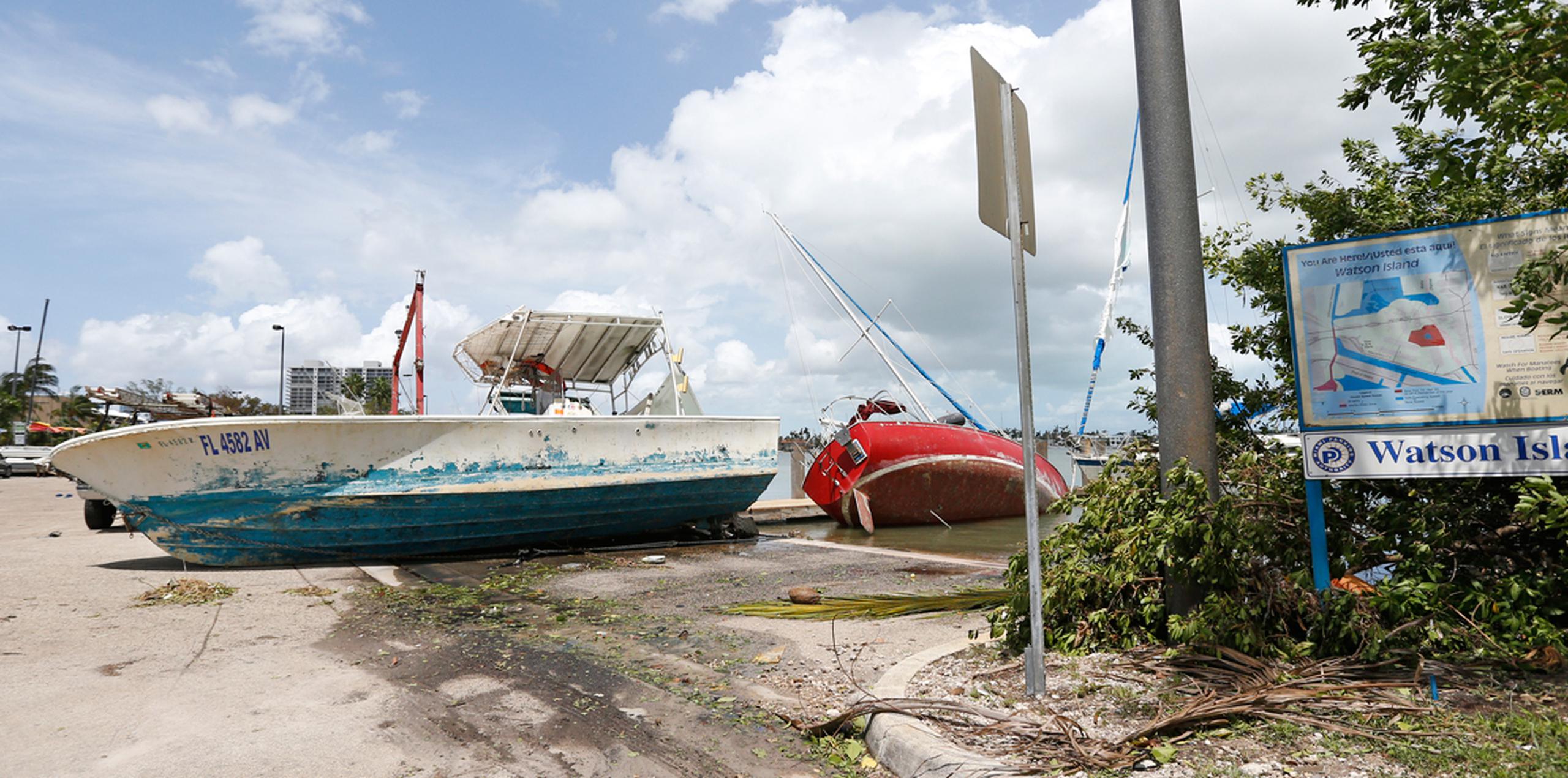Vista de las embarcaciones varadas en la isla de Watson tras el paso del huracán Irma. (AP)