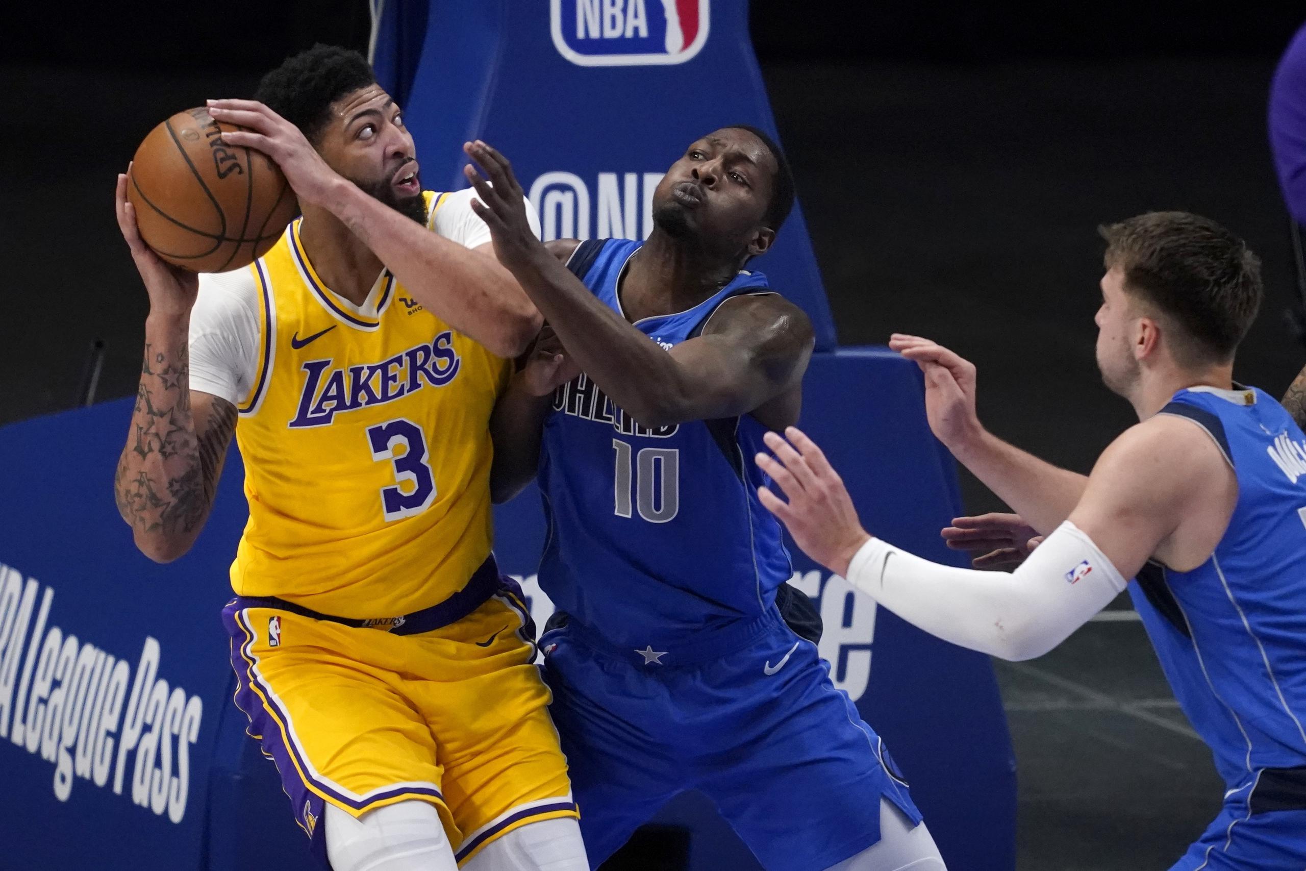 El jugador de los Lakers, Anthony Davis, con el balón, tuvo el jueves su primer partido desde el 14 de febrero por problemas en el muslo de la pierna derecha.