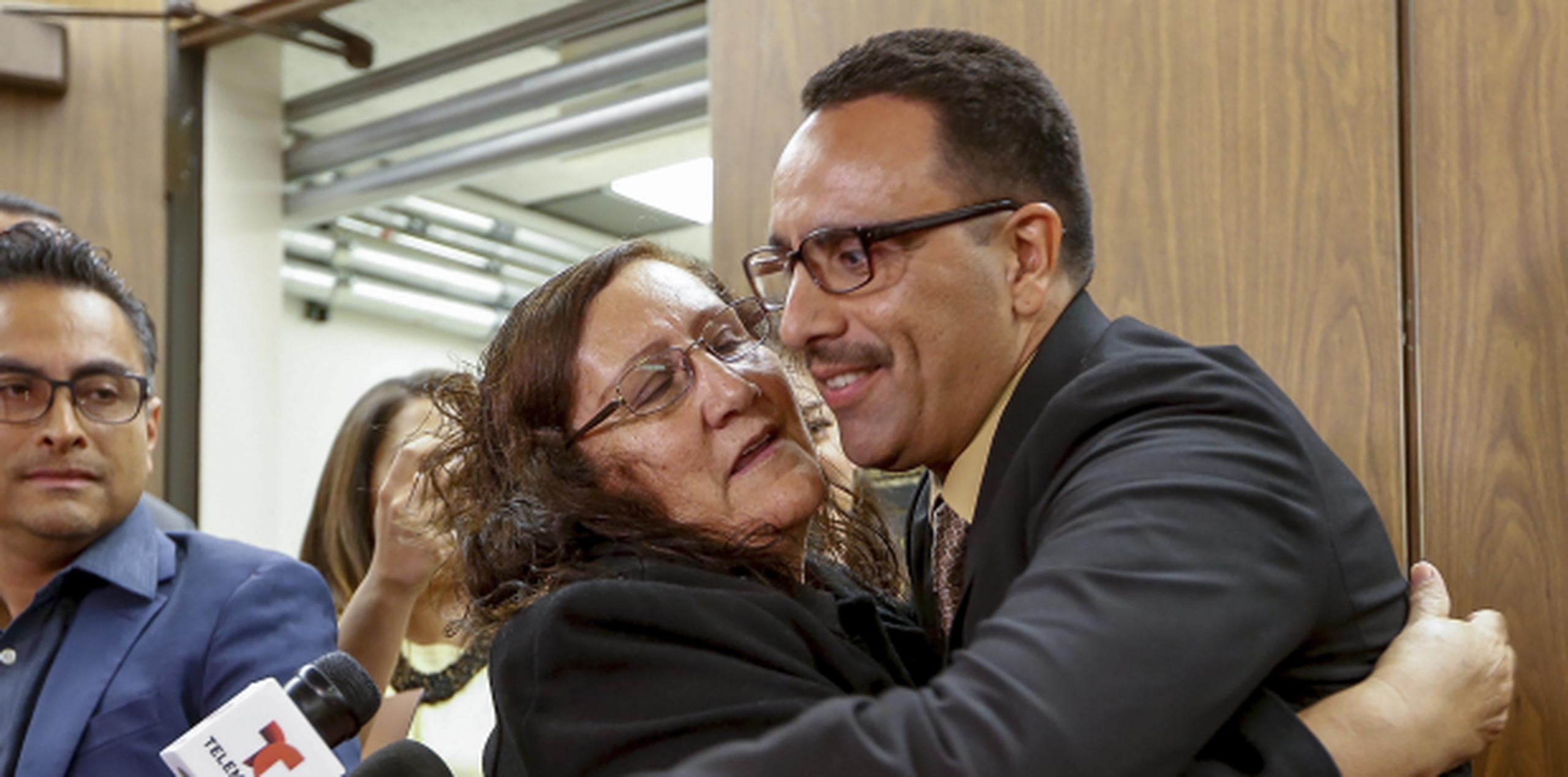 Marco Contreras abraza a su madre, María Contreras, mientras sus abogados aplauden después de una audiencia en una corte de Los Ángeles durante la cual fue declarado inocente. (AP / Damian Dovarganes)