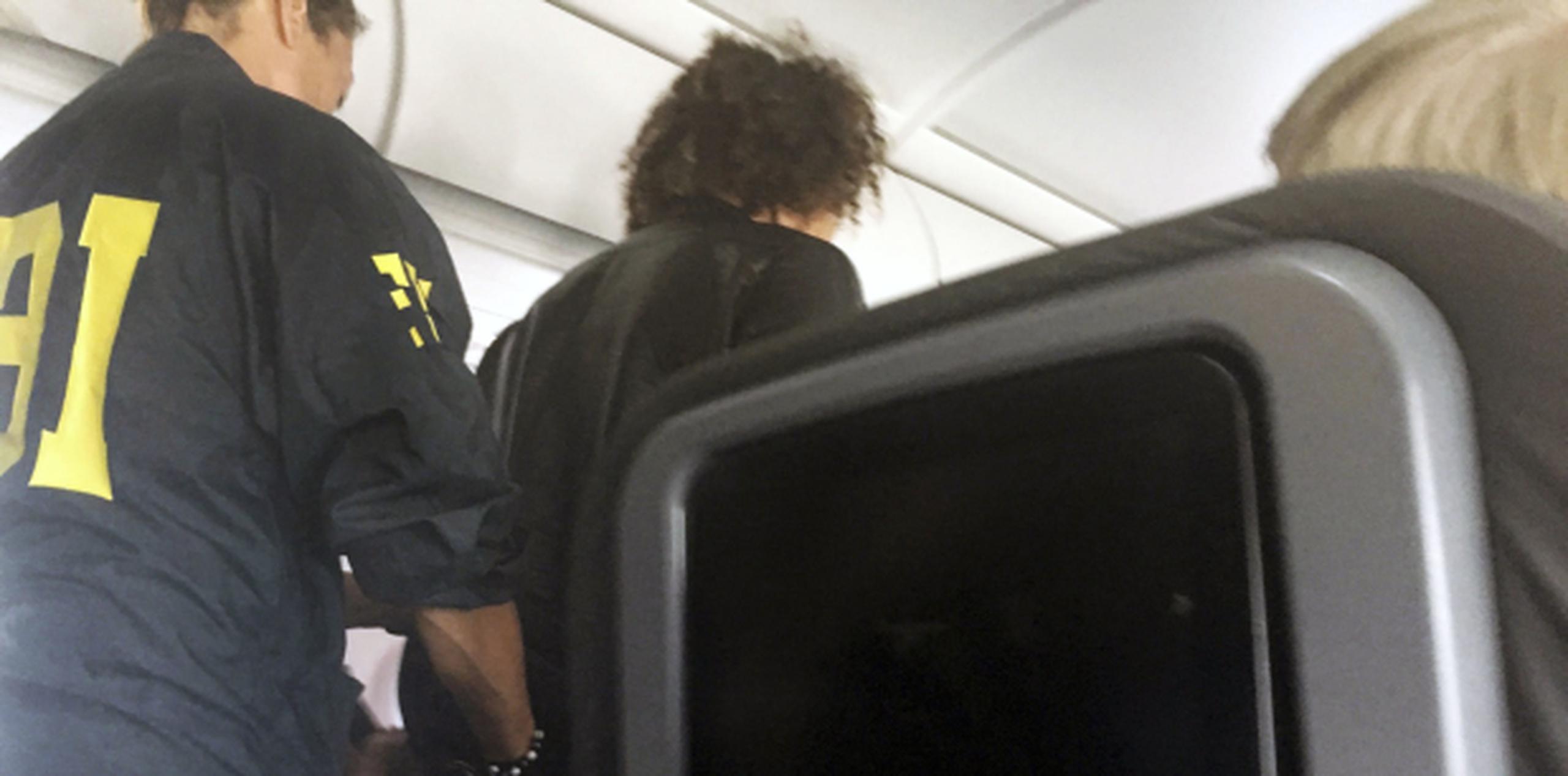El individuo fue amarrado con cinta adhesiva a su asiento hasta que el avión aterrizó. (Donna Basden vía AP)