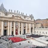 Miles despiden a Benedicto XVI