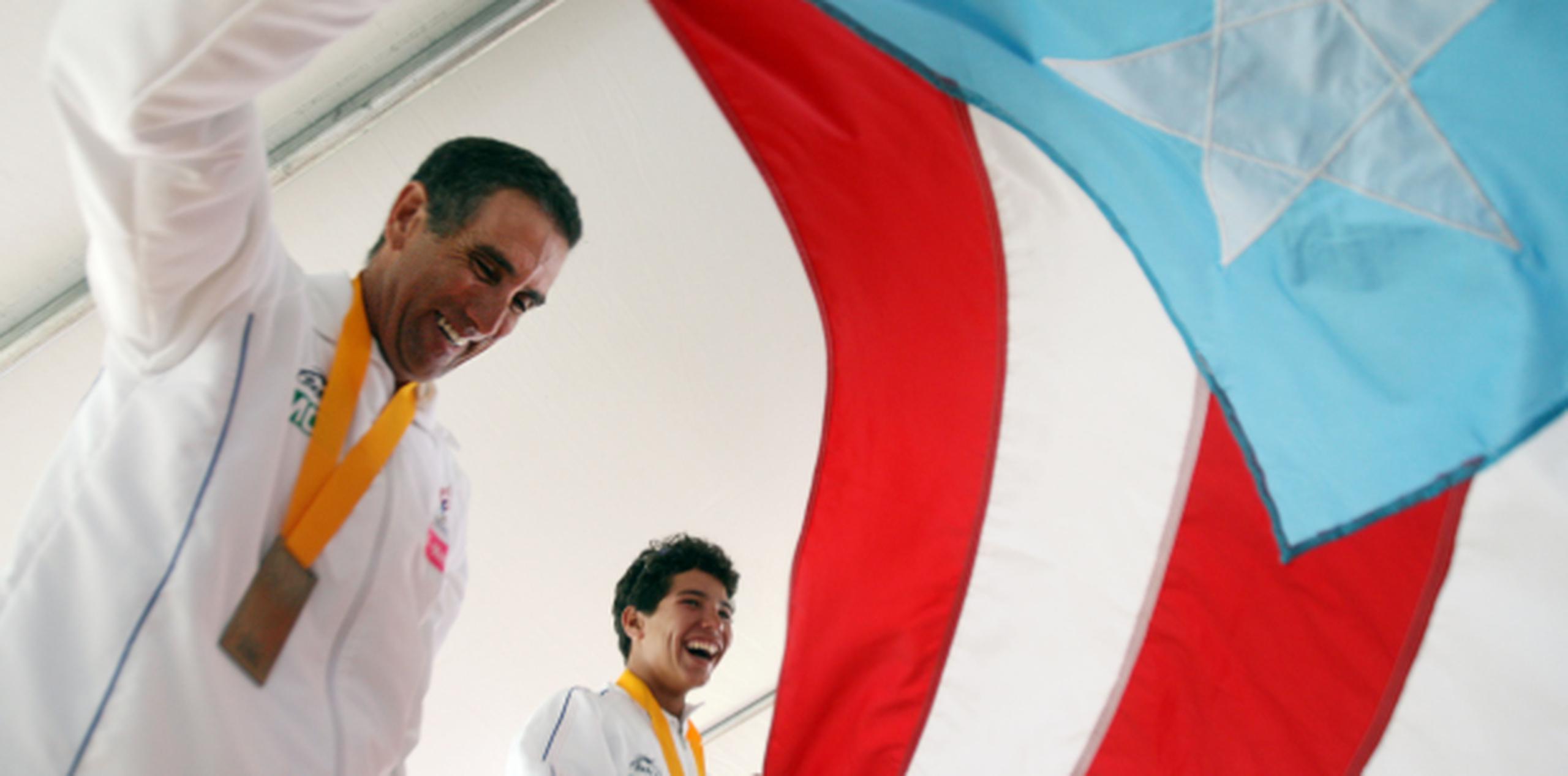 El destacado atleta (a la izquierda), además, fue abanderado de Puerto Rico en los Juegos Olímpicos Sydney 2000. (Archivo)