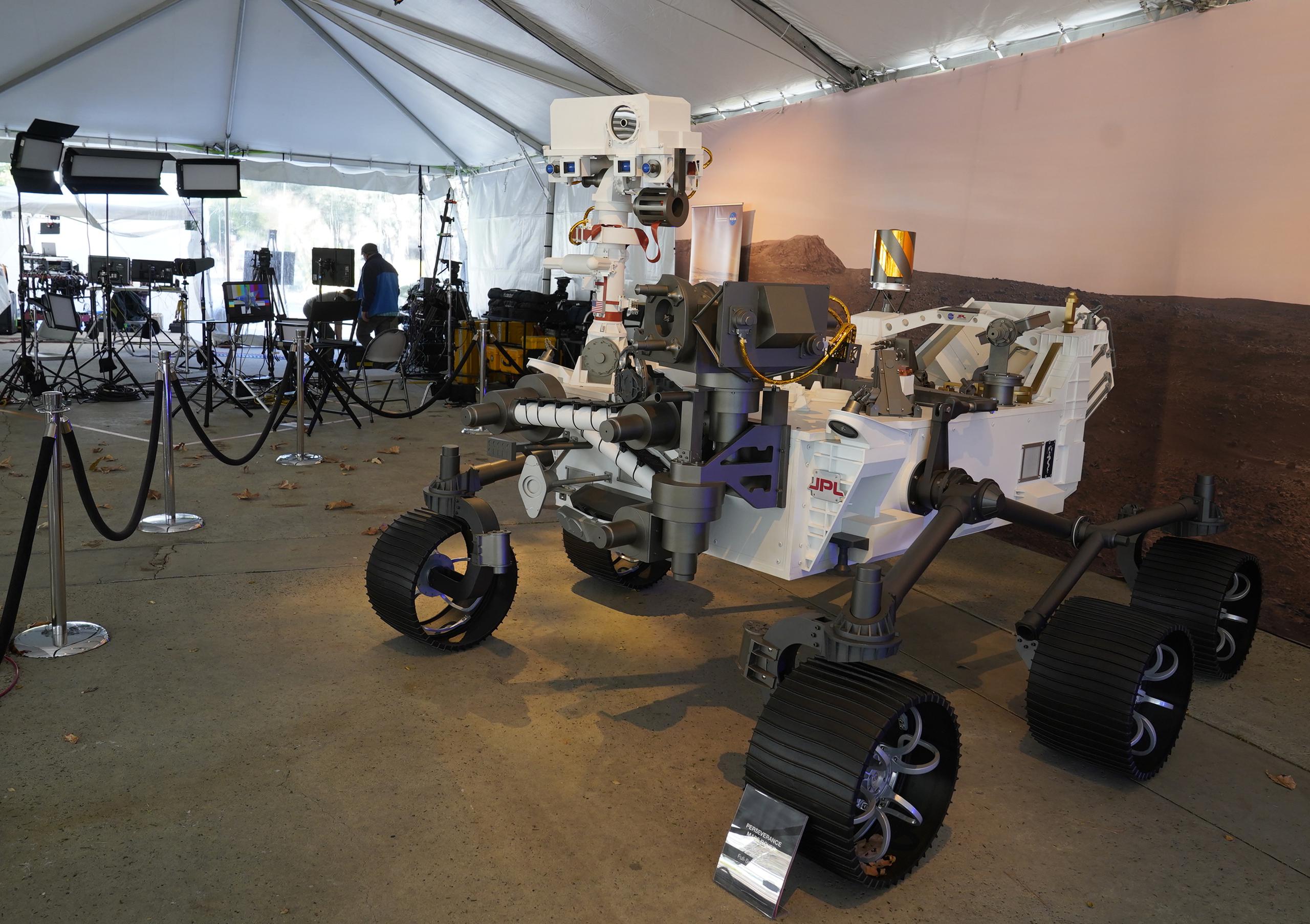 Un modelo a escala completa del rover Perseverance.