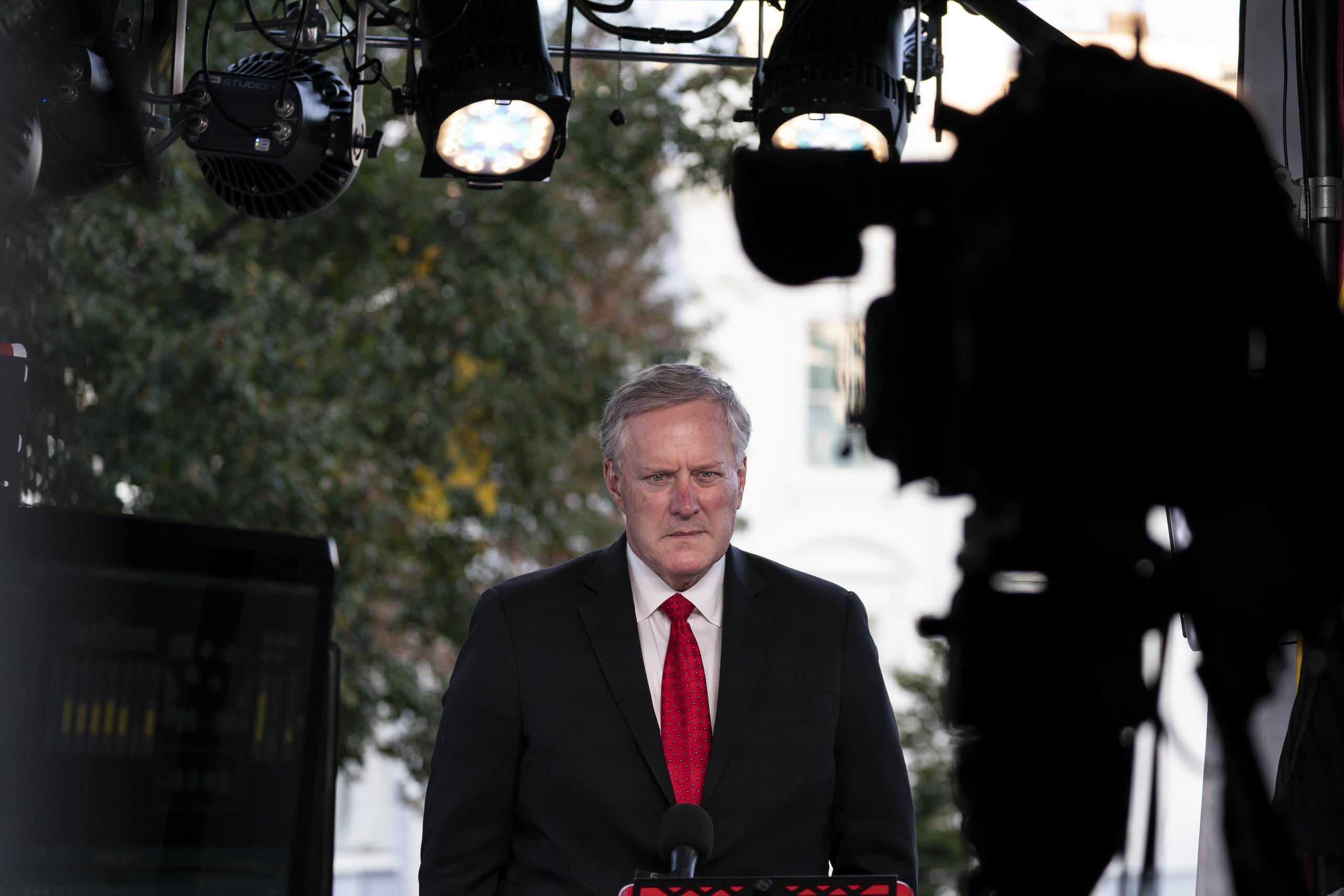 El jefe de personal de la Casa Blanca, Mark Meadows, se prepara para una entrevista televisiva en la Casa Blanca, en Washington.