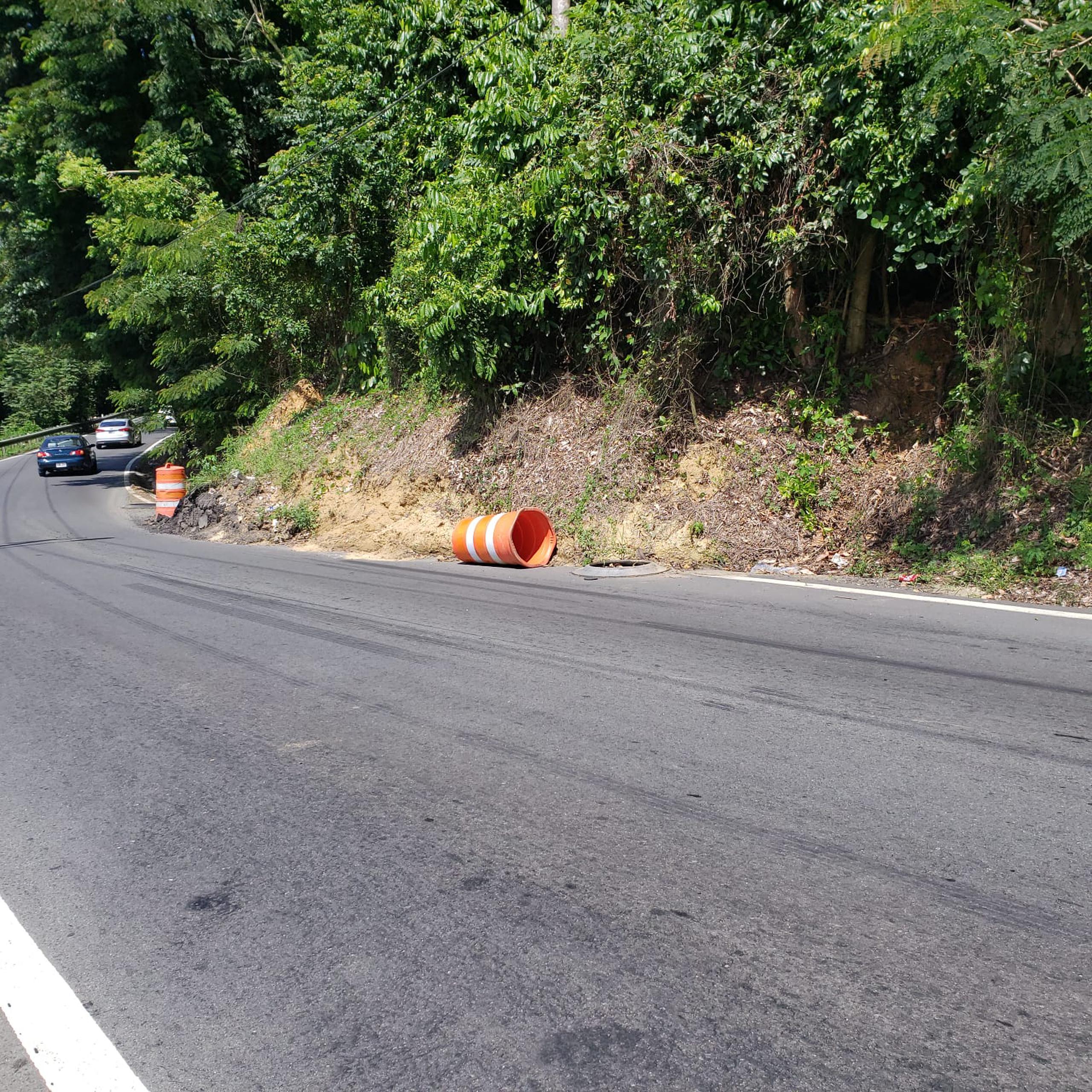 El derrumbe ocurrió en la carretera PR-861, mejor conocida como el área de las curvas y una de las rutas principales de Toa Alta.