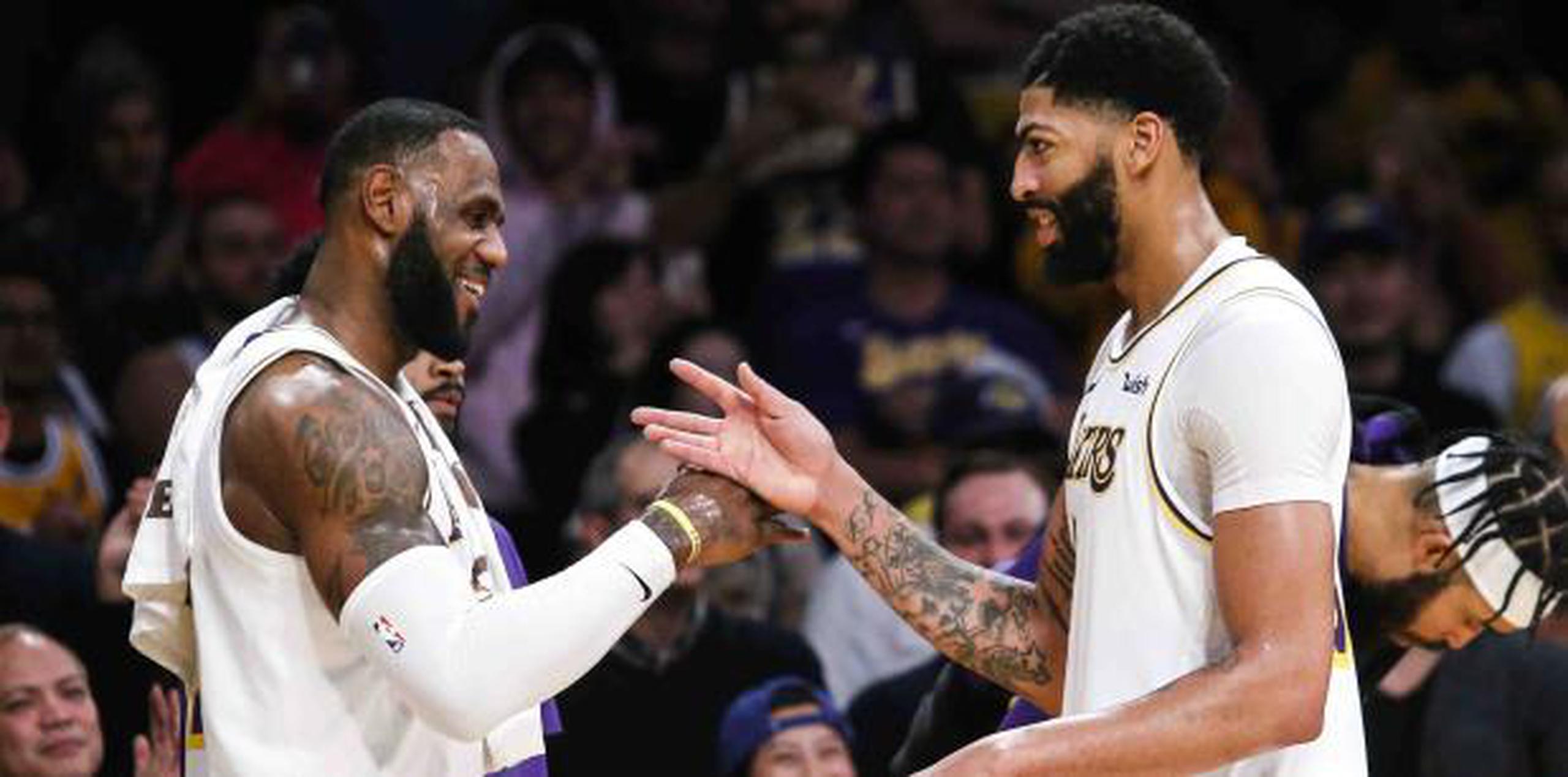 La combinación de LeBron James y Anthony Davis tiene a los Lakers con marca de 21-3, empatados con los Bucks con el mejor récord en la NBA. (AP)