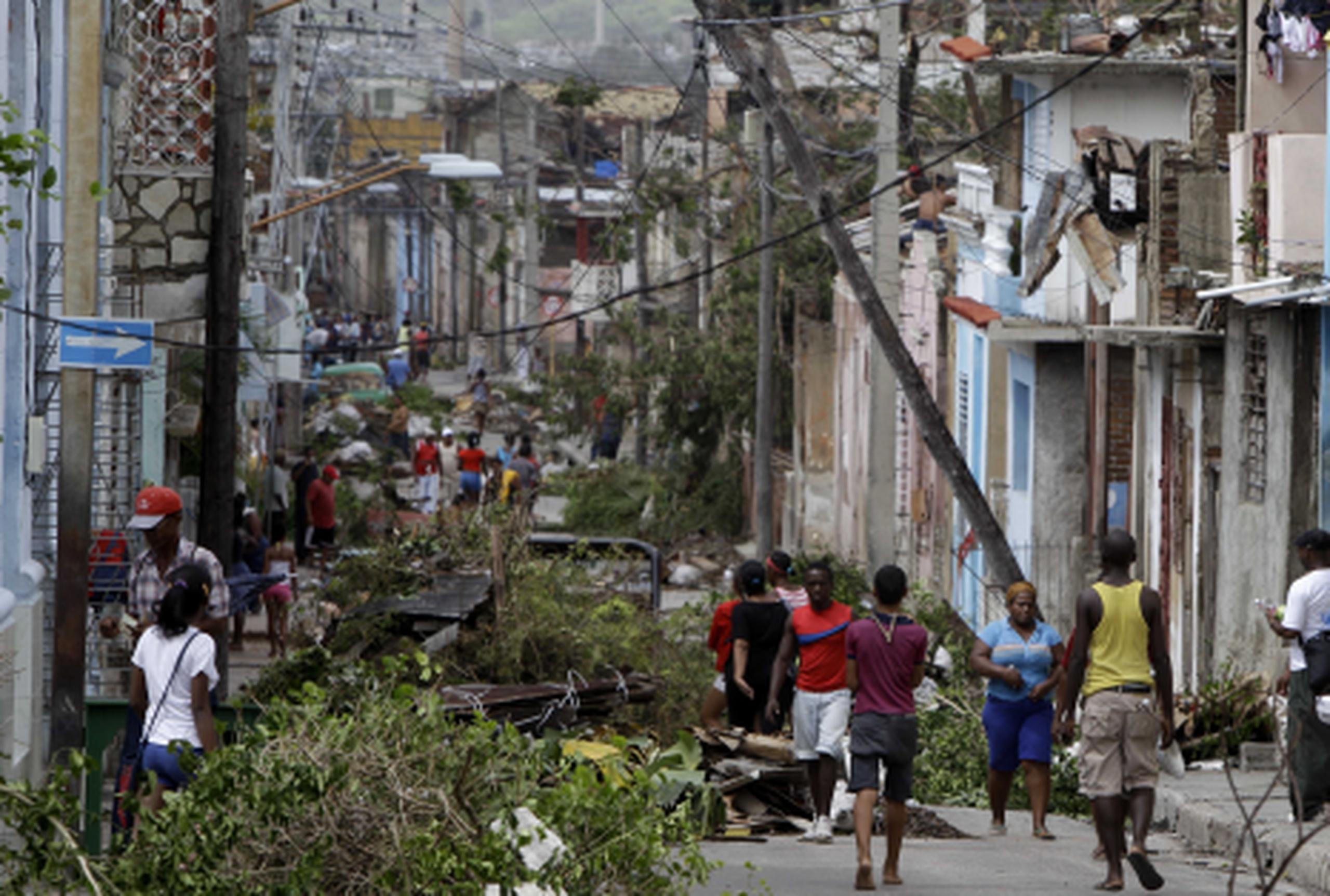 Tras el ciclón, brigadas de trabajadores de 10 provincias cubanas viajaron al oriente para ayudar en la limpieza y reconstrucción. (Archivo)