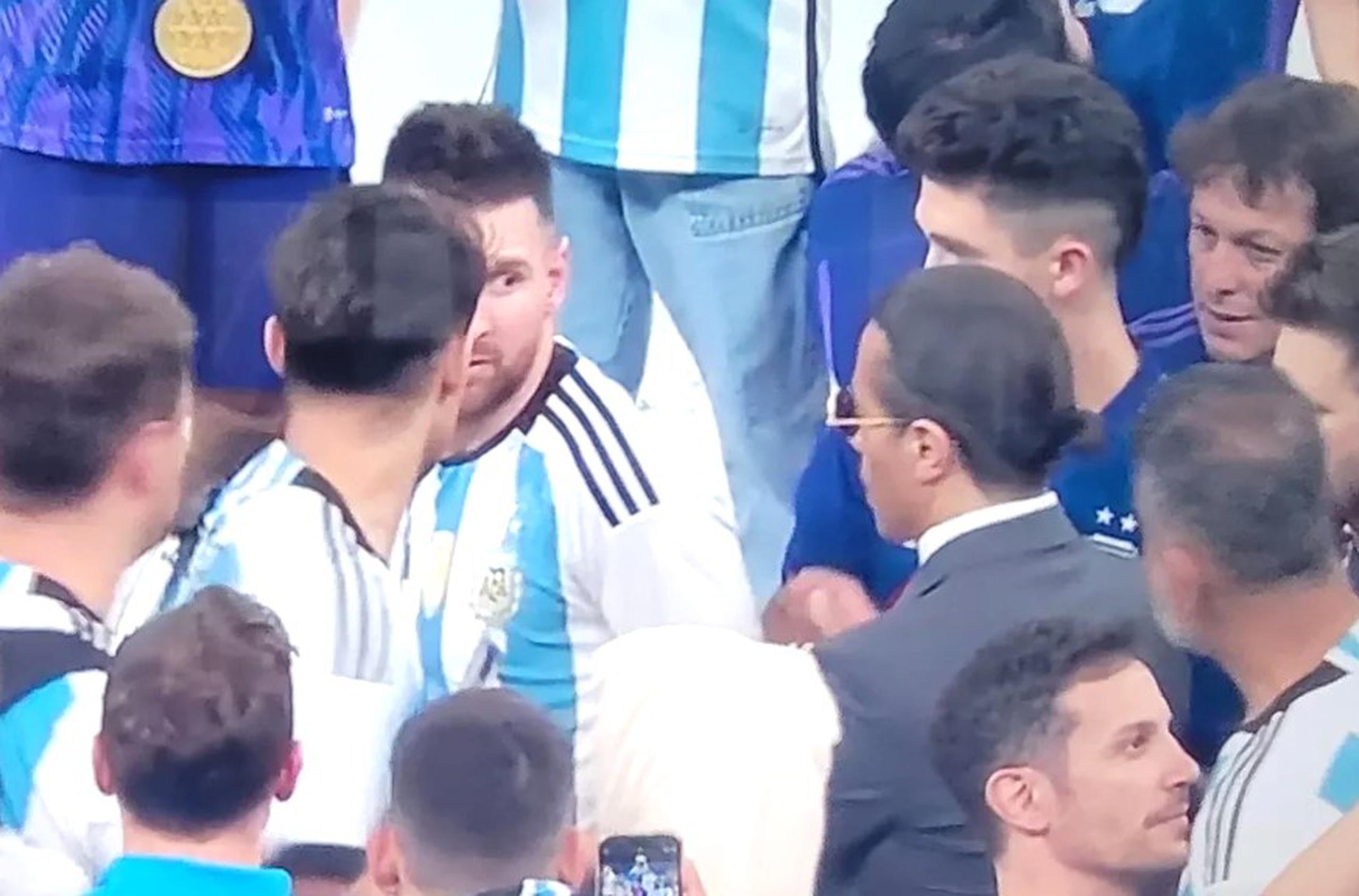 Salt Bae agarró por el brazo a Lionel Messi.