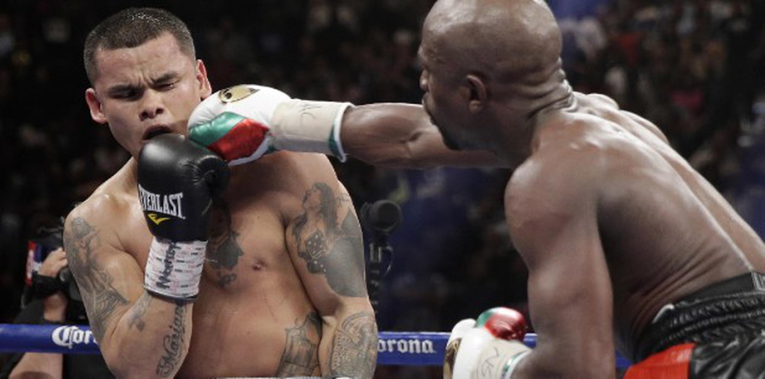 Floyd Mayweather Jr. conecta una derecha al argentino Marcos Maidana en su pelea titular escenificada en Las Vegas. (AP / Isaac Brekken)