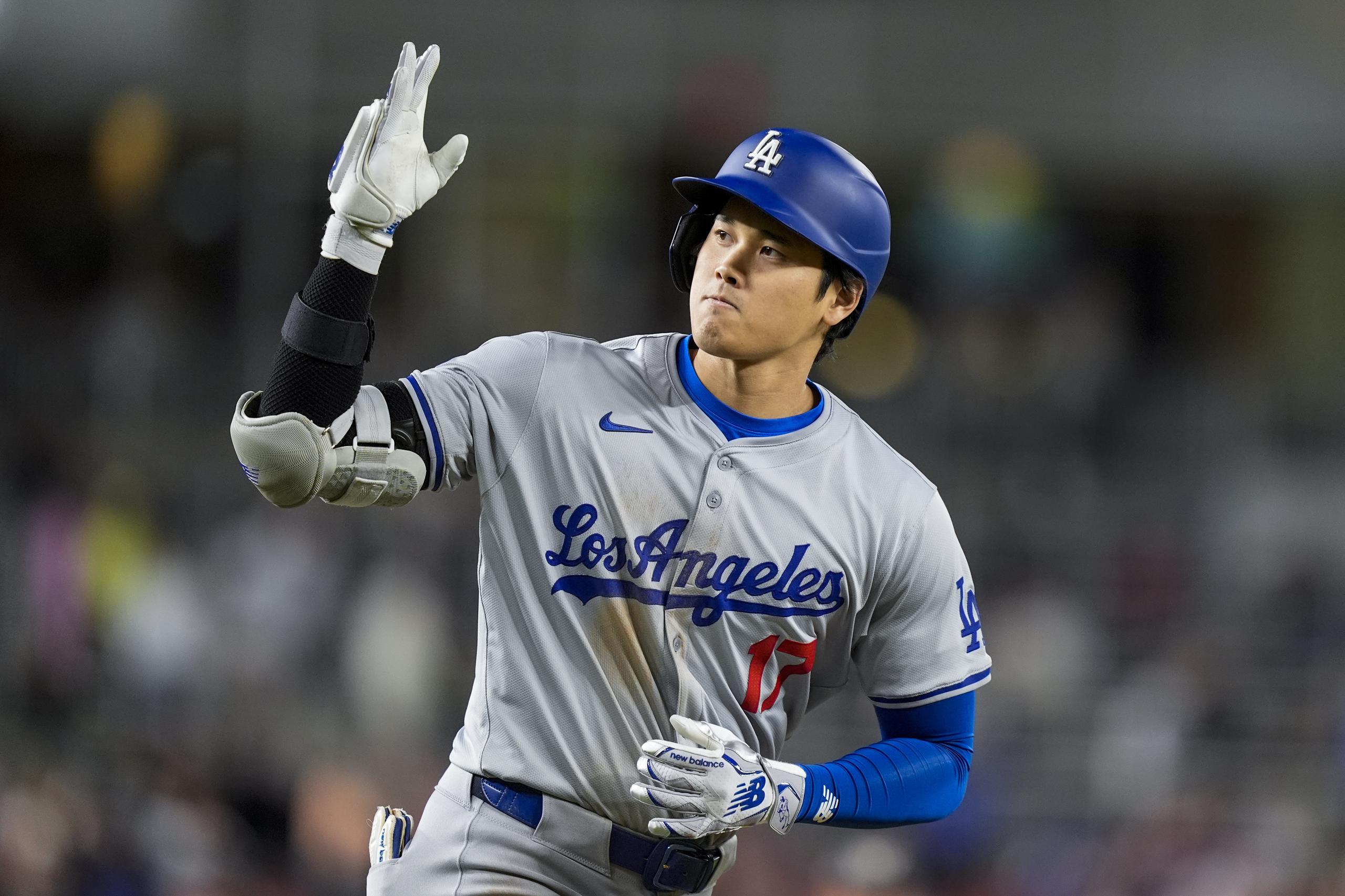 El japonés Shohei Ohtani, de los Dodgers de Los Ángeles, festeja tras conectar un jonrón en el encuentro ante los Nationals.