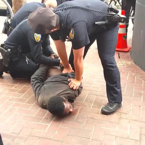 Indigna vídeo de policías que inmovilizan a persona discapacitada