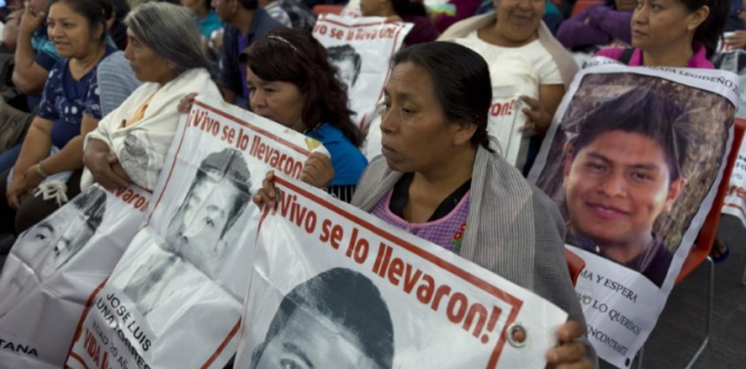 Familiares de los 43 normalistas desaparecidos en Iguala (México), asisten hoy a la conferencia de prensa de la Comisión Internacional de Derechos Humanos. (AFP)