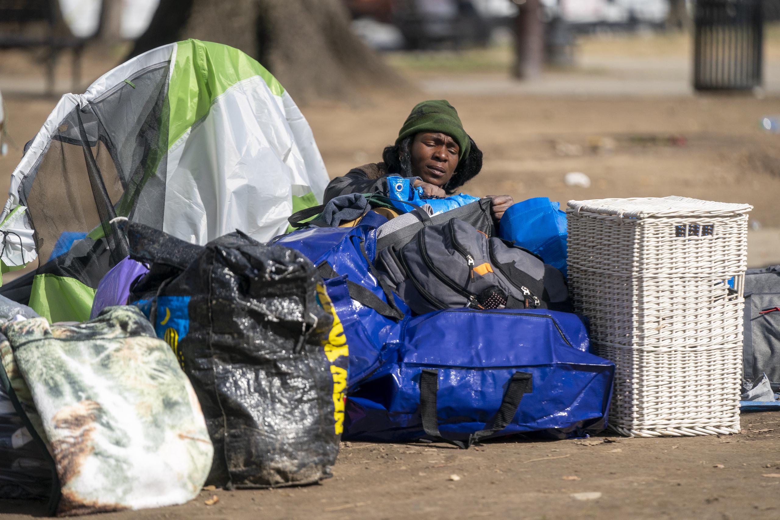 Una mujer sin hogar empaca sus pertenencias en McPherson Square en Washington (EEUU). Fotografía de archivo. EFE/ Shawn Thew
