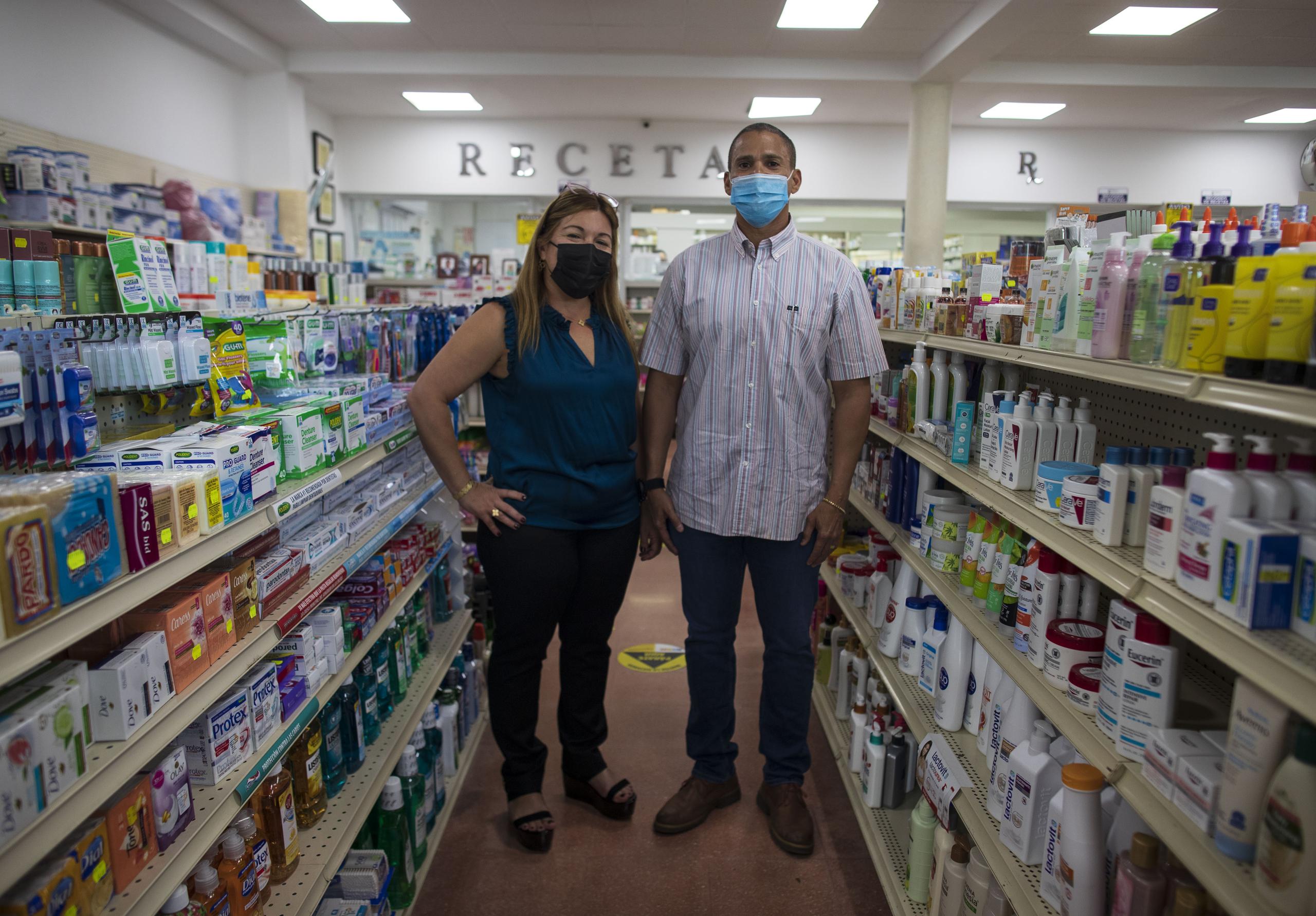 Anibal Rodríguez y Frances Ortiz, dueños de Farmacia Pueblo, encontraron estabilidad en la administración de su empresa tras la instalación del "cucubano" de Casa Pueblo.