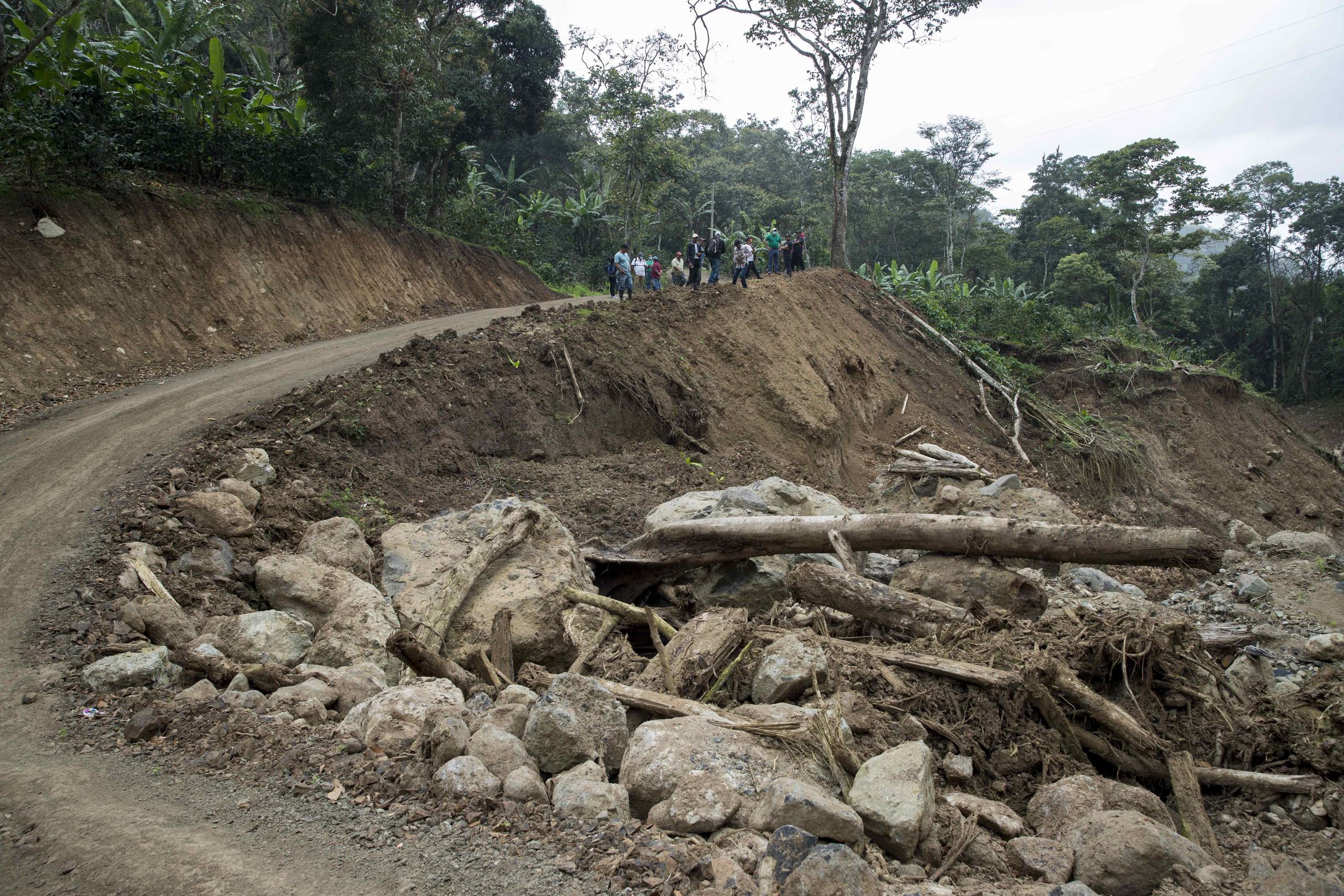 Campesinos trabajan en la reconstrucción de un camino destruido tras el paso del huracán Iota, el 11 de febrero de 2021 en el municipio de Wiwilí, departamento de Jinotega (Nicaragua).