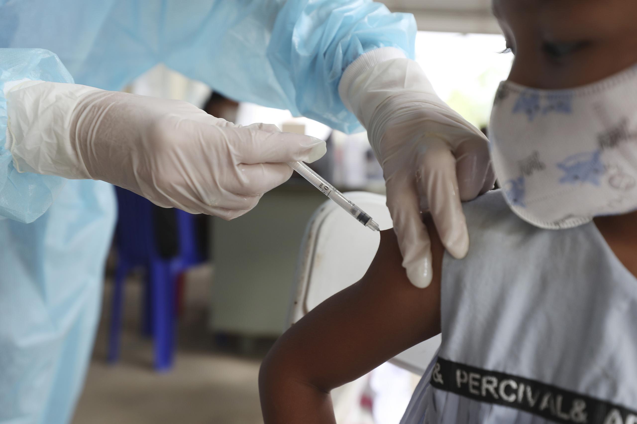 “La nueva campaña de vacunación es un esfuerzo que estamos realizando en colaboración con varios sectores, como lo son las regiones de Bayamón y Caguas del Departamento de Educación para promover la vacunación pediátrica”, mencionó el Subdirector médico de SIM, el Dr.Nelson Almodóvar.