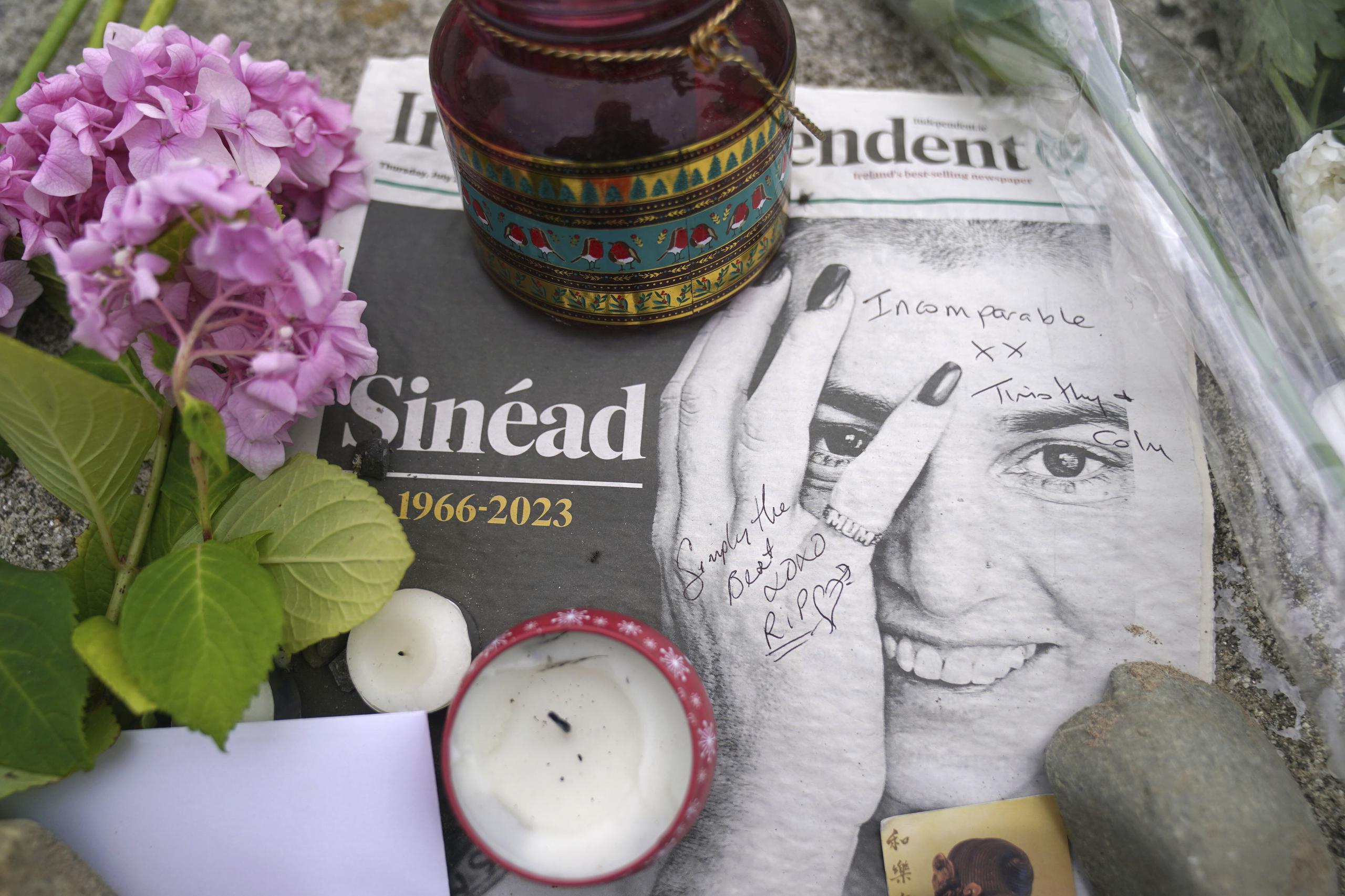 Sinéad O’Connor fue encontrada inconsciente ayer en su casa en el sureste de Londres y declarada muerta en el lugar.
