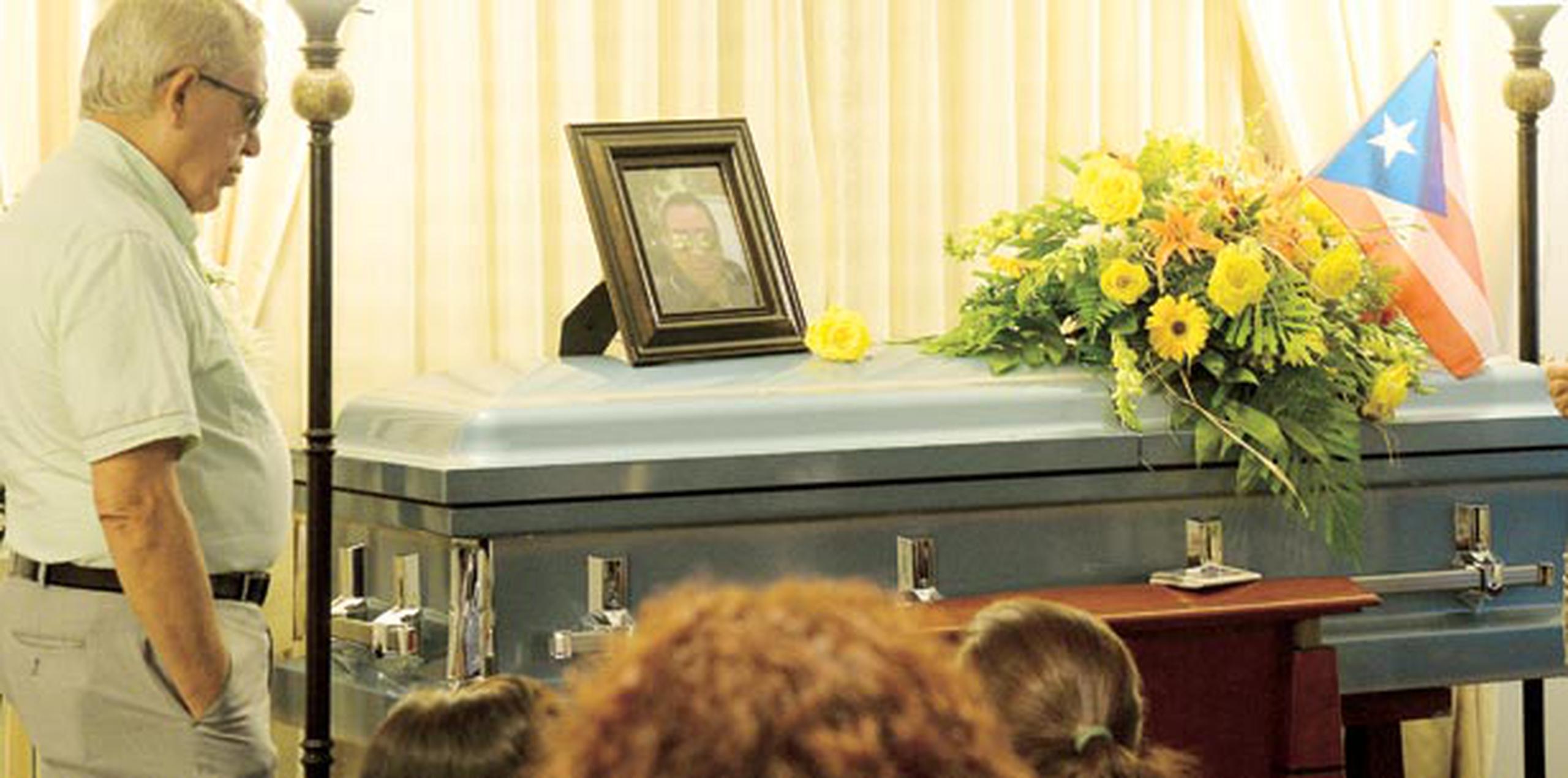 Amigos y familiares rememoran la vida de Jimmy De Jesús durante su velatorio. (tony.zayas@gfrmedia.com)