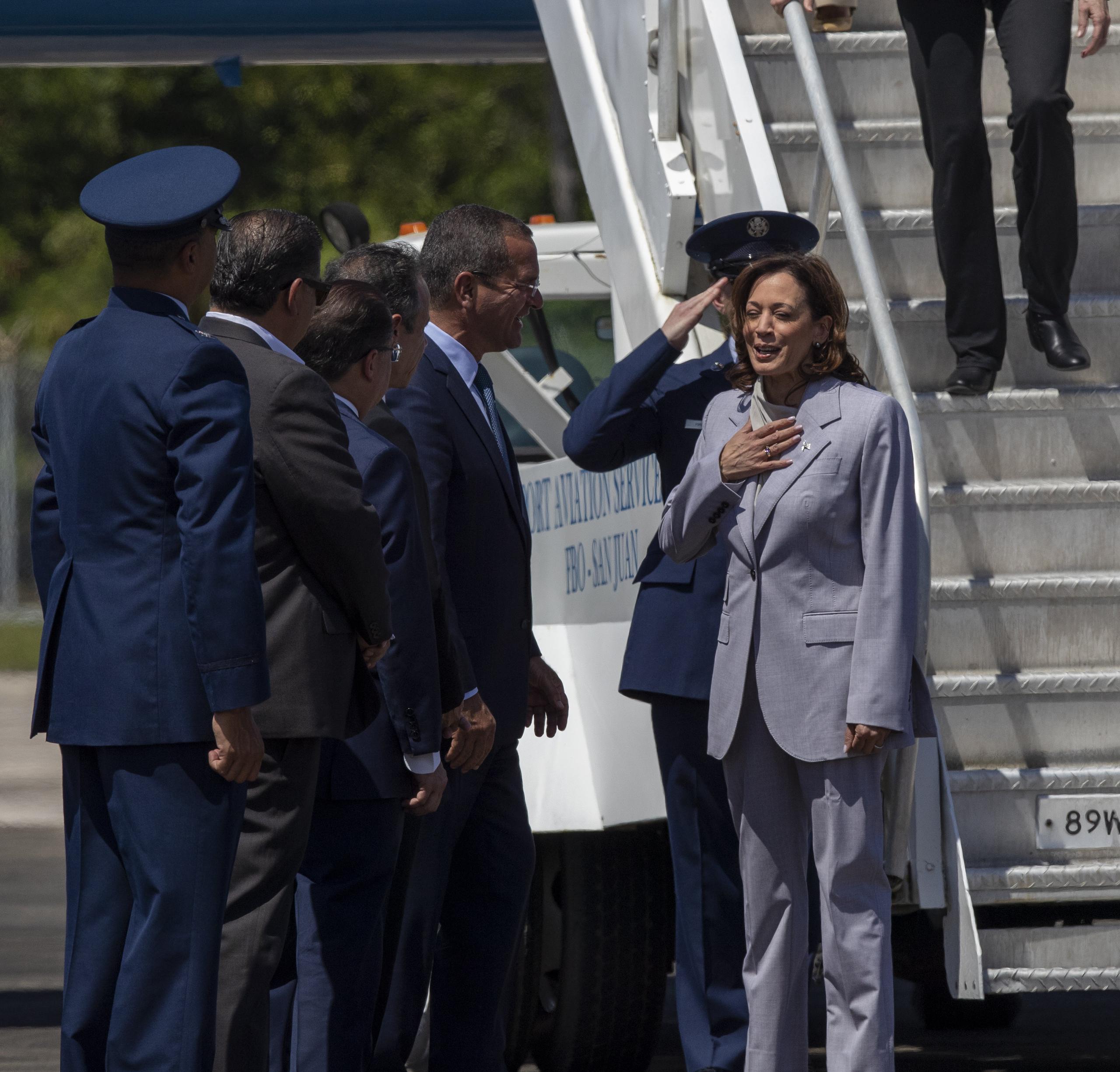 La vicepresidenta de los Estados Unidos, Kamala Harris, a su llegada a Puerto Rico a bordo de Air Force 2 en el Aeropuerto Internacional Luis Muñoz Marín.