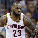 LeBron discute con fanático tras caer con Celtics