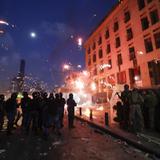 Gas lacrimógeno y enfrentamientos violentos en Beirut tras explosión