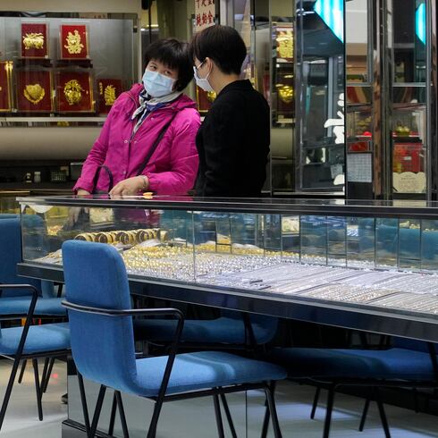 Aumentan a 2,442 los muertos y a 76,936 los infectados por el coronavirus en China