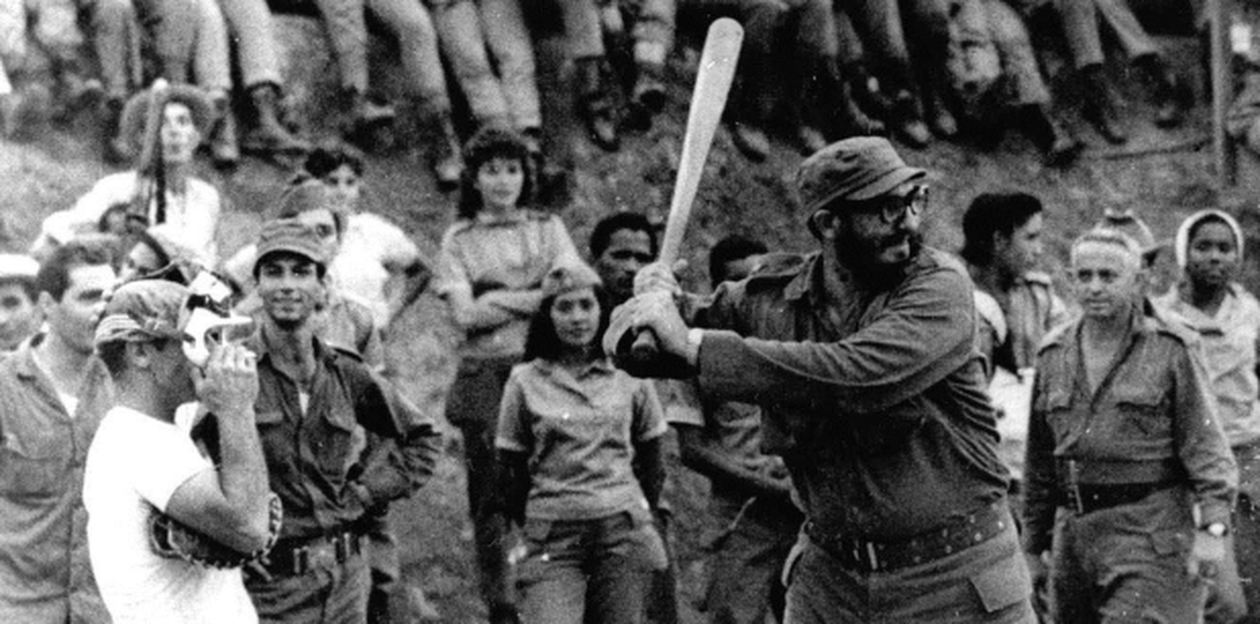 Foto de Castro en 1962 bateando en un juego en Sierra Maestra, Cuba. (Archivo/Prensa Asociada)