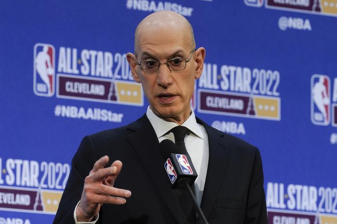El comisionado de la NBA, Adam Silver, habla en una conferencia de prensa el sábado 19 de febrero de 2022, durante el fin de semana del Juego de Estrellas (AP Foto/Charles Krupa)