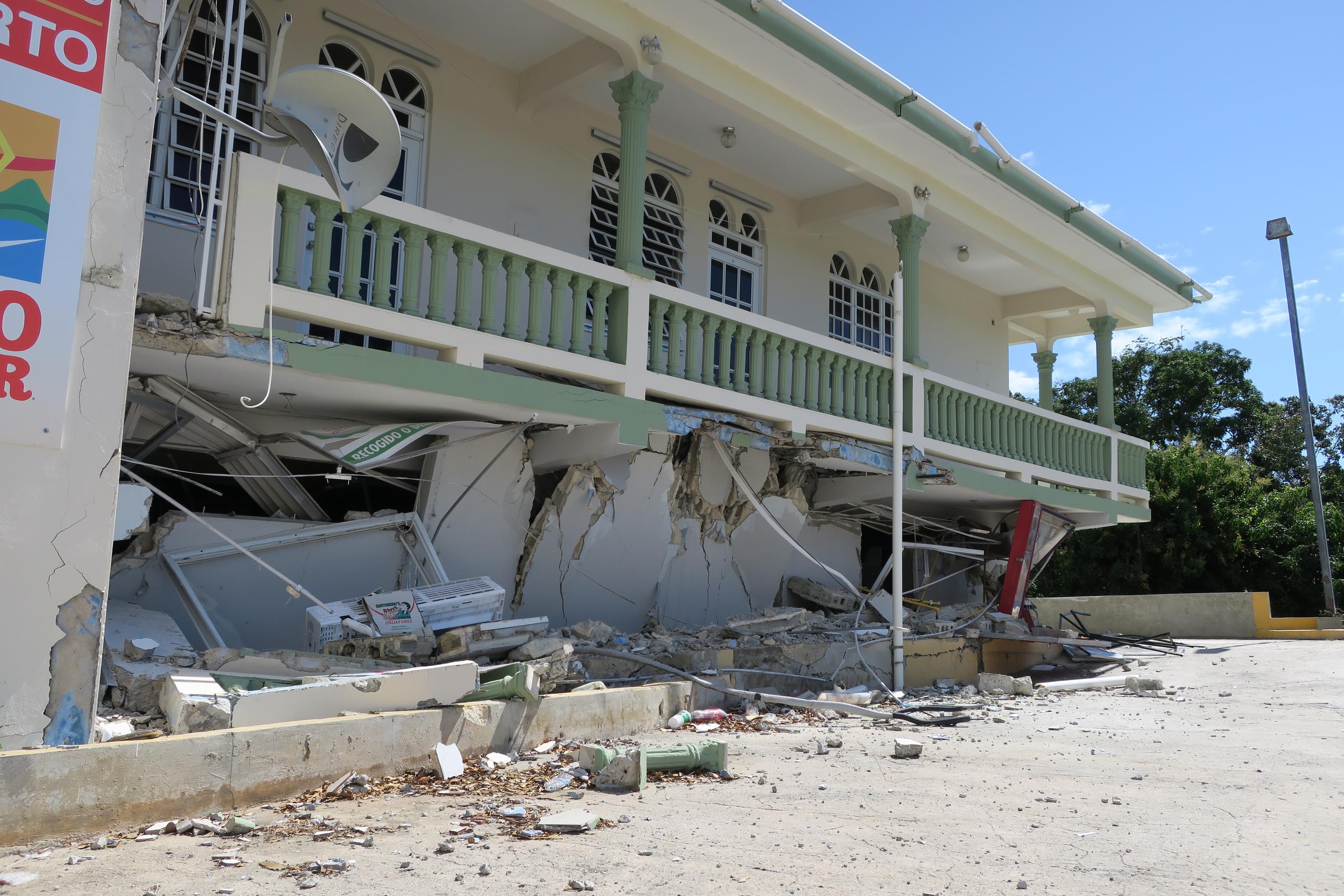 Una residencia afectada en Guánica tras los temblores de principios de año.