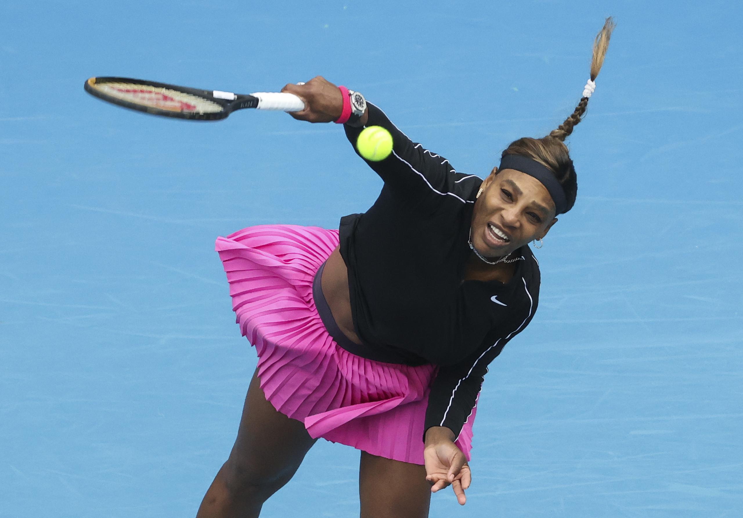 Serena Williams se impuso 6-1, 6-4 ante Daria Gavrilova en un torneo de preparación en el Melbourne Park.