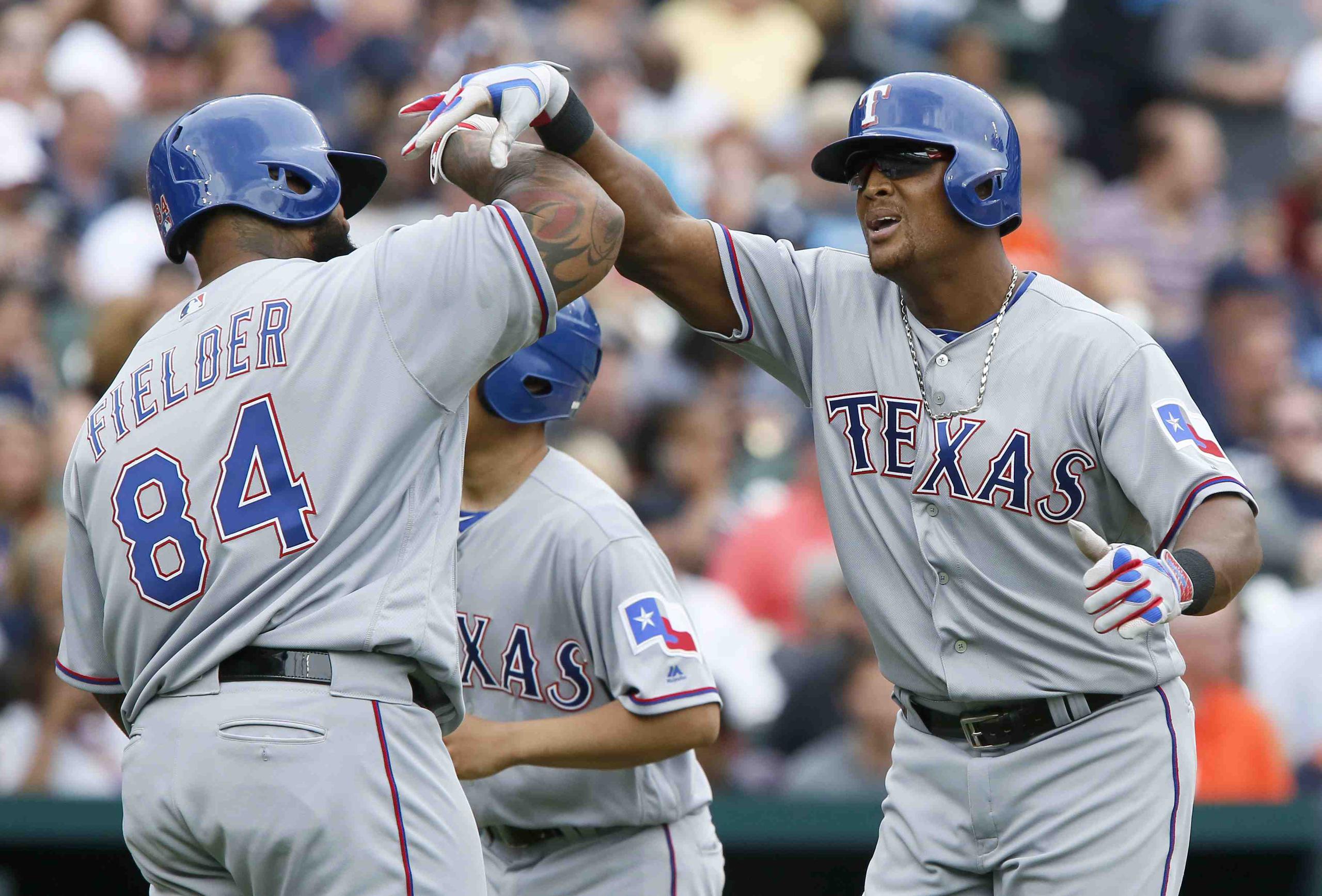 El jugador de los Rangers de Texas, Adrian Beltre (a la derecha), recibe una felicitación de su compañero de equipo Prince Fielder. (AP)