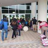 Padres voluntarios abarrotan el complejo ferial en Ponce