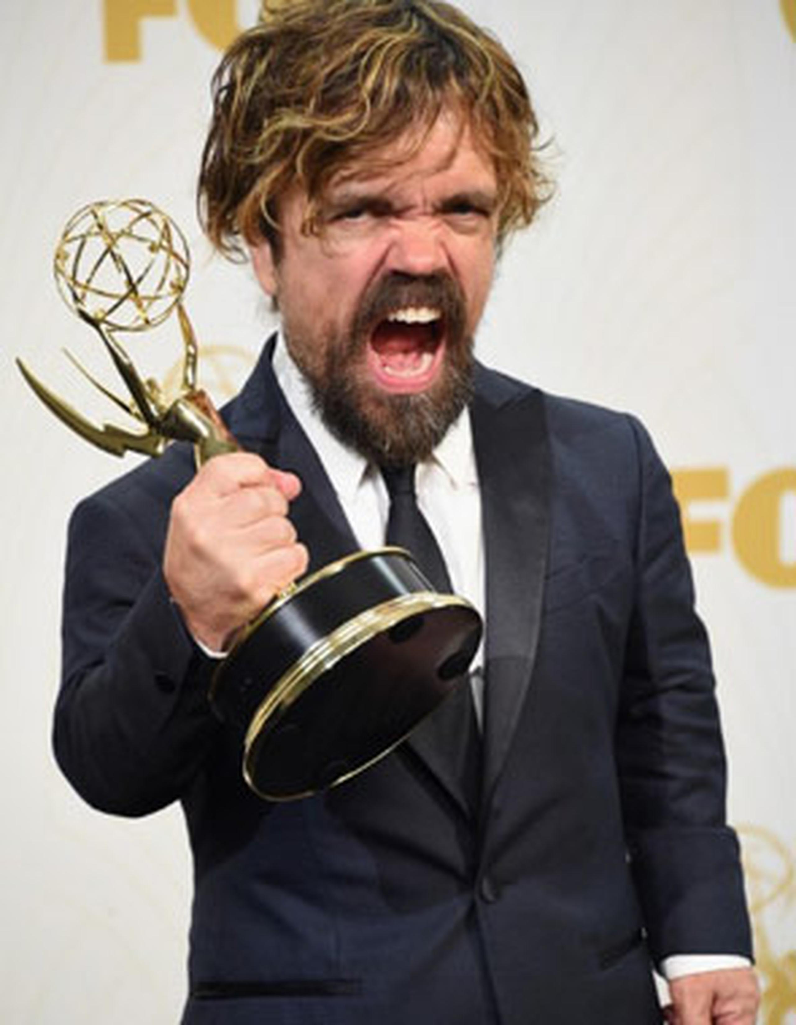 Peter Dinklage, de la serie Game of Thrones, se llevó el premio al mejor actor de reparto. (AFP)