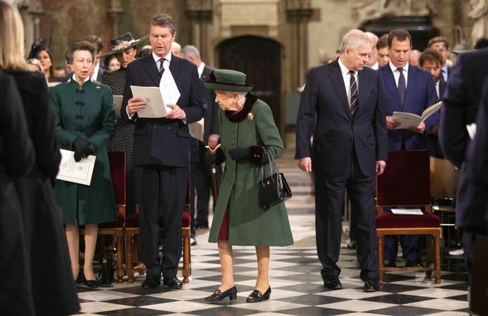 La reina Elizabeth II y sus familiares asisten al servicio de acción de gracias por la vida del príncipe Philip en la Abadía de Westminster, en Londres, el 29 de marzo de 2022.