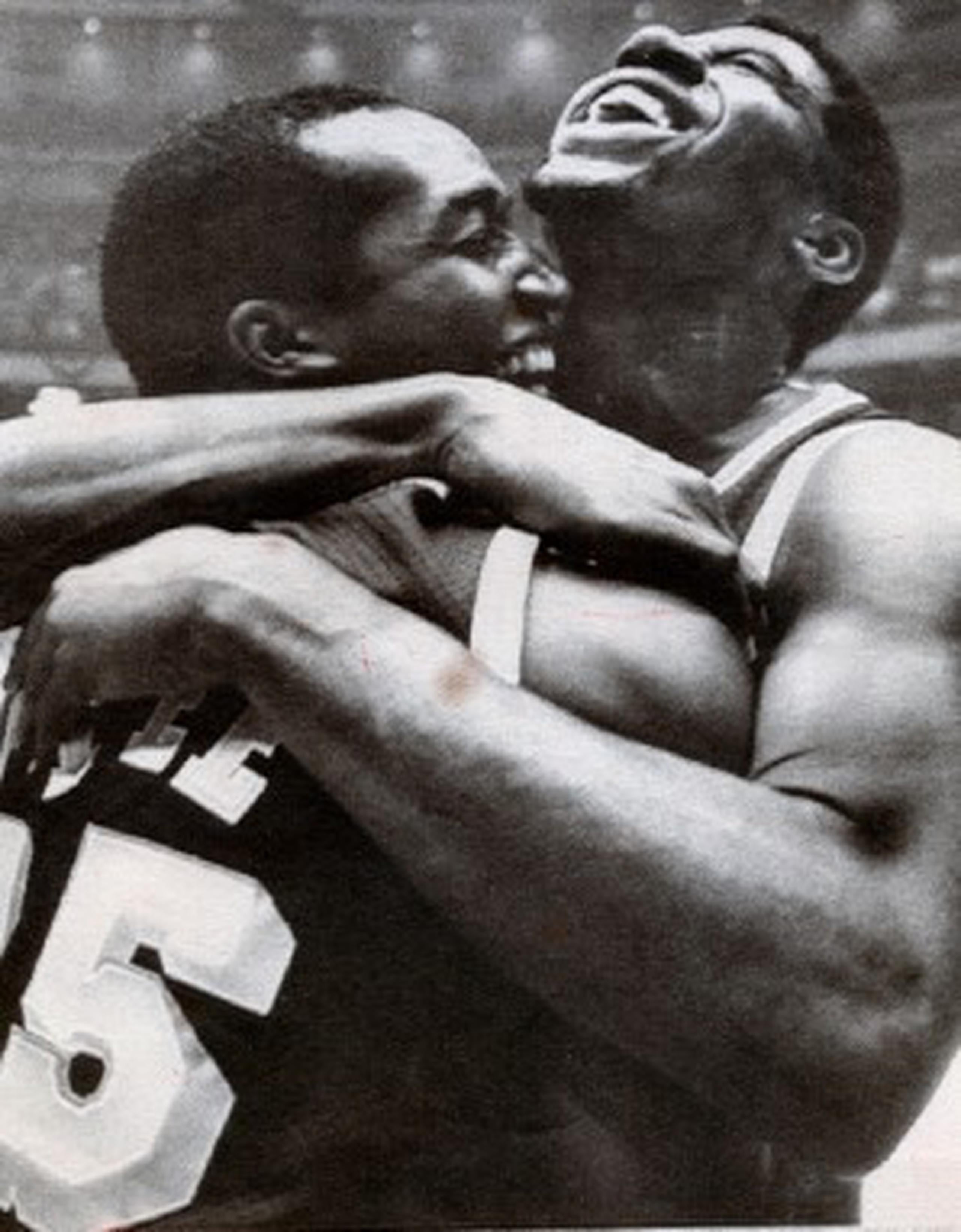 Butch Lee fue el primer puertorriqueño en ganar un anillo de la NBA al pertenecer a la edición campeona de los Lakers de 1980. En la imagen, Lee abraza a Magic Johnson luego de conquistar el cetro. (Archivo).