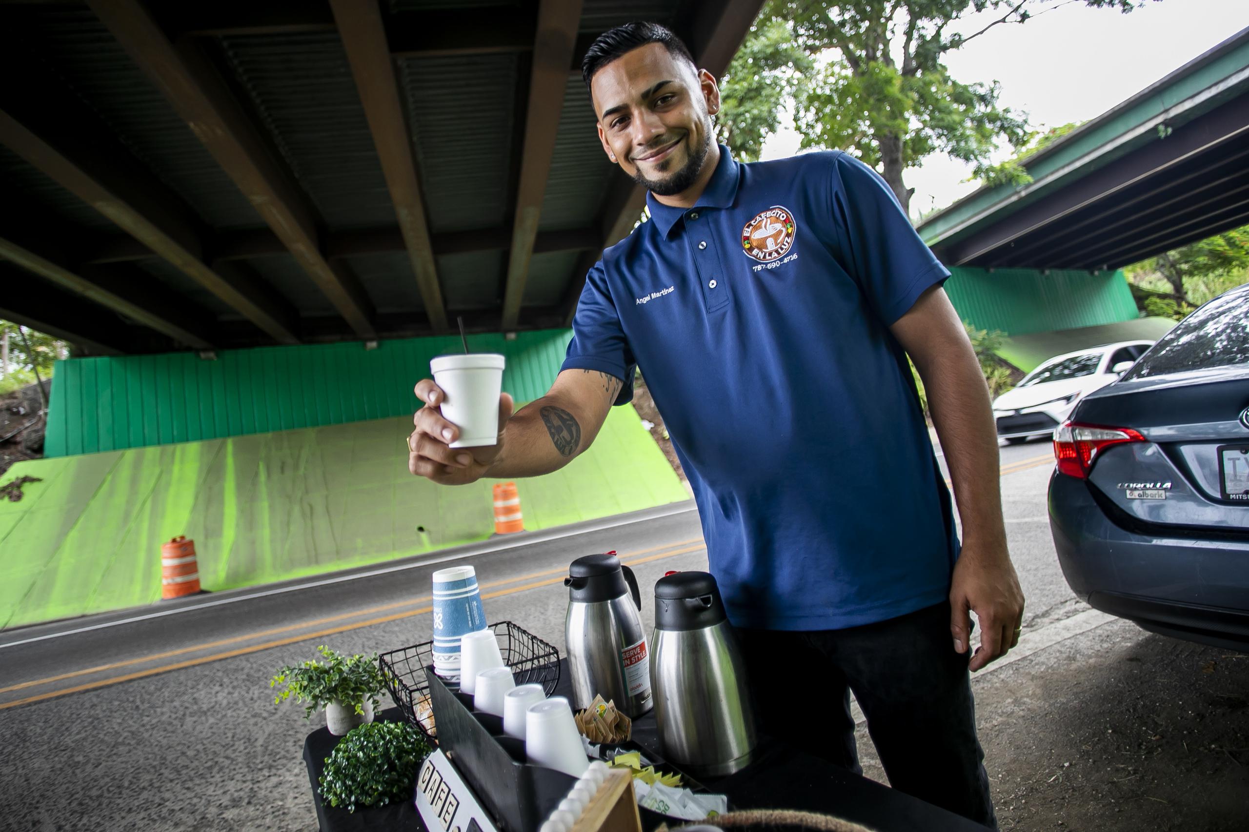 El joven es el creador del concepto “El Cafecito en la Luz”, fundado en el 2018, donde se dedica a vender su café colaʿo y unos bocadillos para facilitarle la mañana a quienes transitan por el municipio de Cayey.