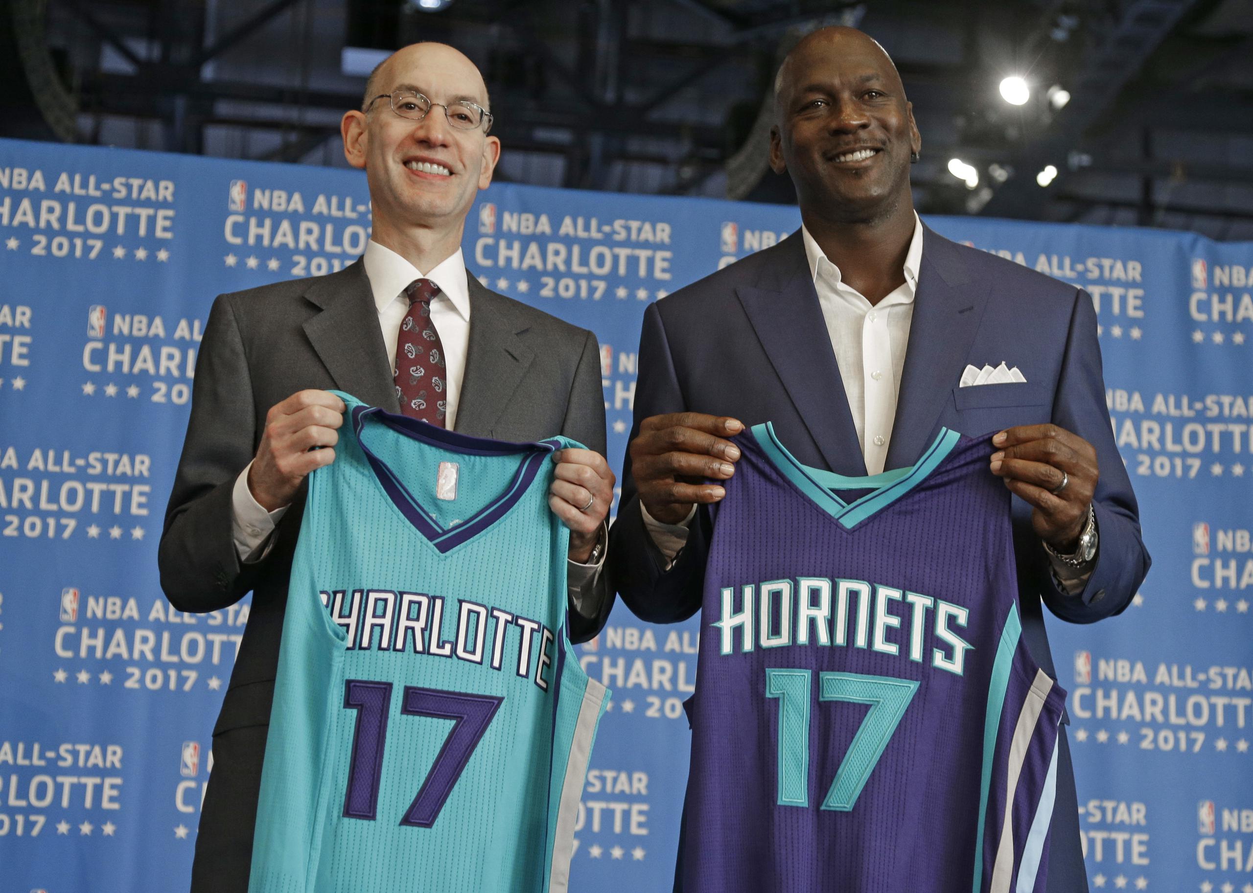 El comisionado de la NBA, Adam Silver (izquierda) y el dueño de los Hornets de Charlotte Michael Jordan posan durante el anuncio de Charlotte como sede del Juego de Estrellas de la NBA, el 23 de junio de 2015. Hoy la NBA aprobó la venta de los Hornets.