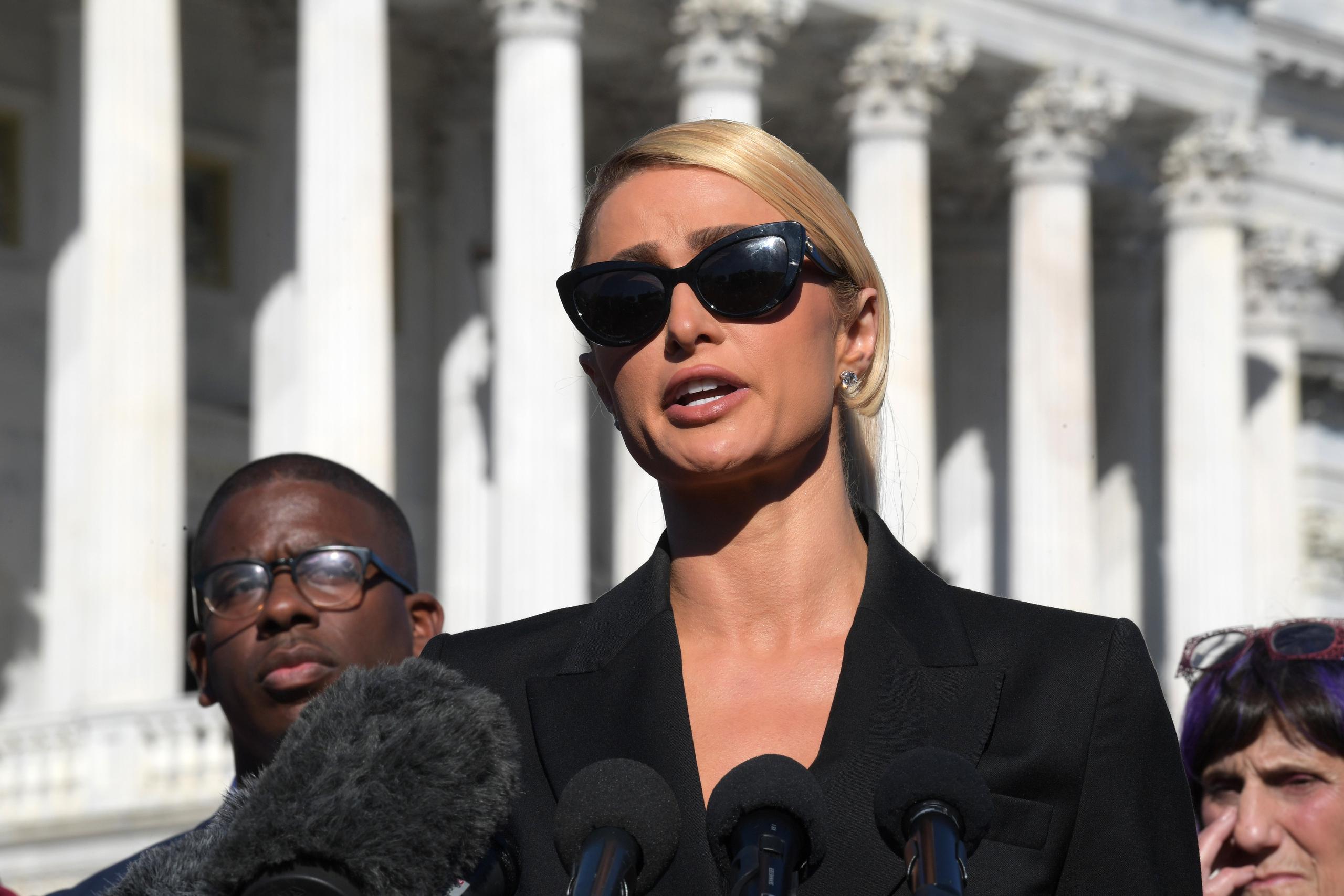 Paris Hilton volvió a narrar los abusos que sufrió durante cuatro internados para jóvenes problemáticos, donde aseguró sufrir abuso verbal y físico junto a otras compañeras.