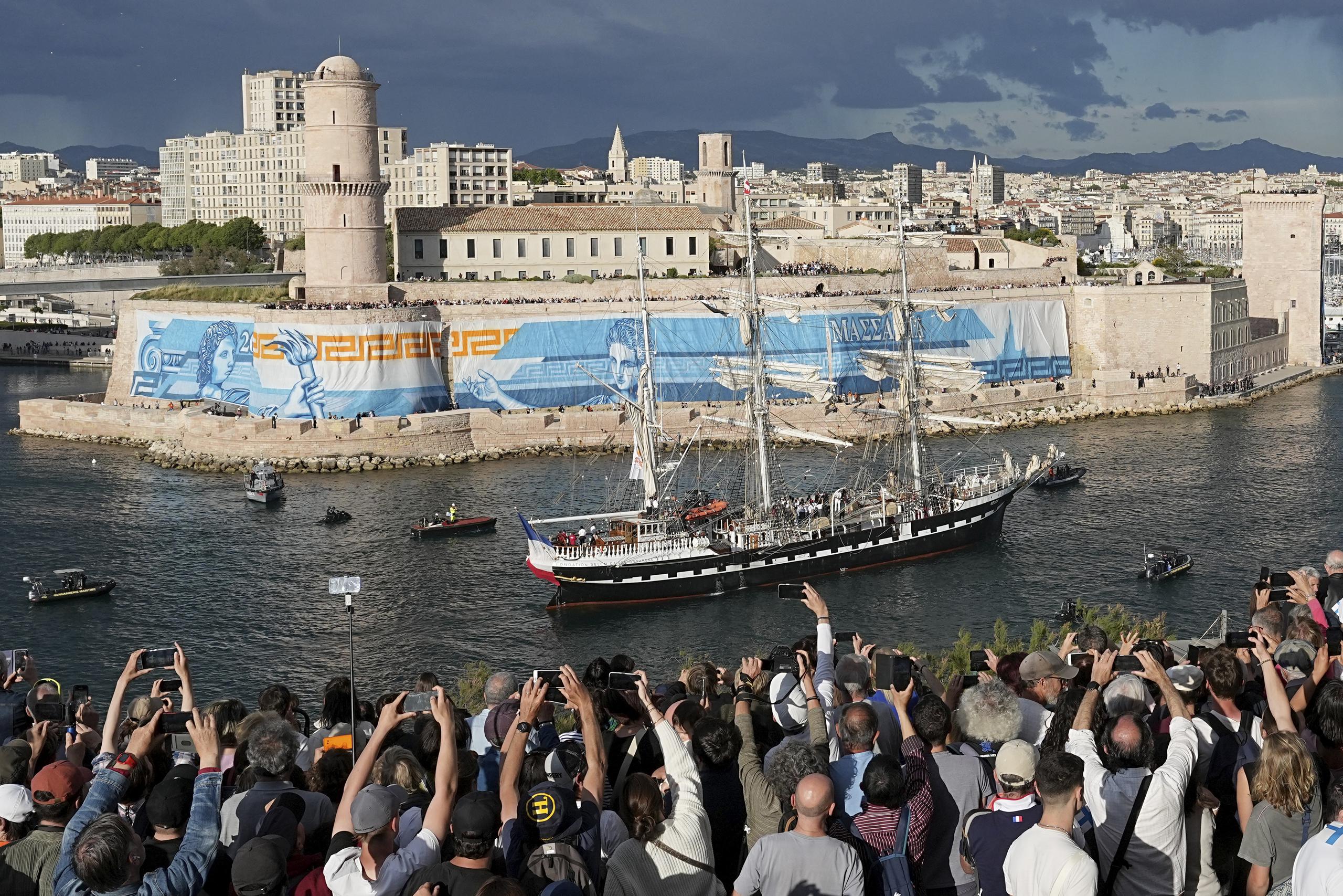 Una multitud observa al Belem, un velero del 1896, entrar al viejo puerto de Marsella transportando la antorcha olímpica que fue encendida hace unas semanas atrás en Grecia.