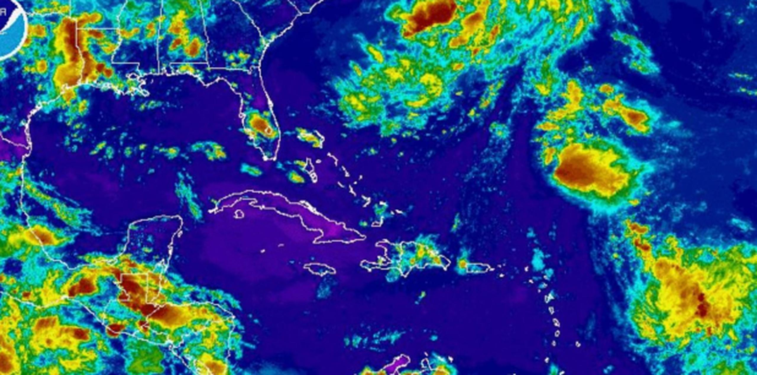 Se espera que el disturbio logre fortalecerse más una vez esté al norte de la Española en dirección hacia Bahamas, según el CNH.  (NOAA)