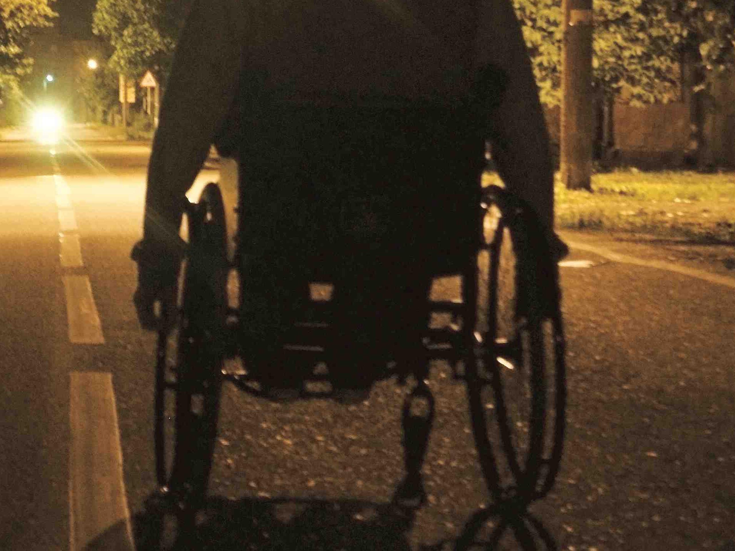 Colón Santiago, de 65 años y quien utiliza silla de rueda motorizada, apareció golpeado, con heridas abiertas en el rostro y tirado a orillas de una calle rural. (GFR Media)