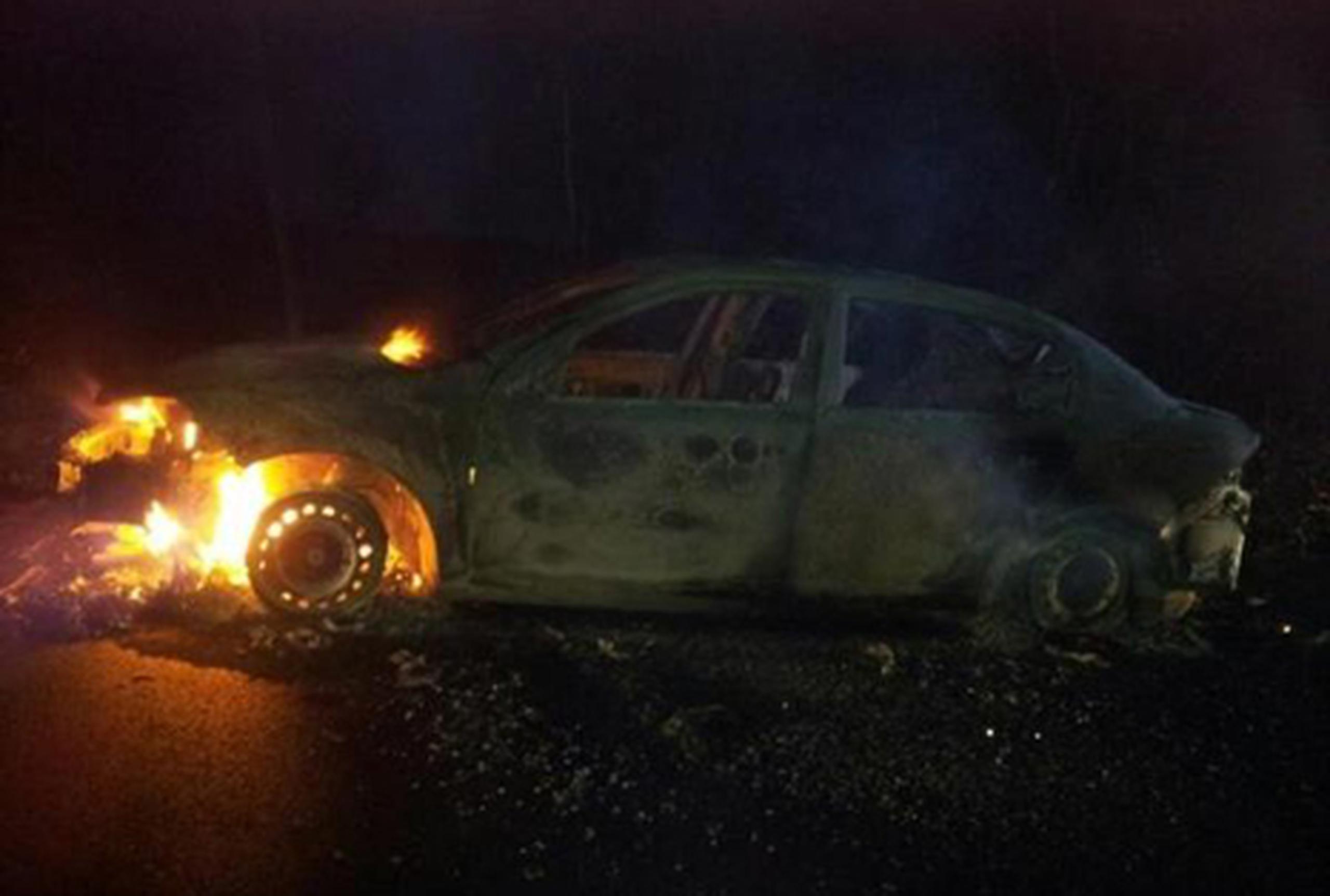 Auto quemado desde el que se presume que se le disparó al agente Víctor Soto Vélez. (Twitter / @joan_pr)