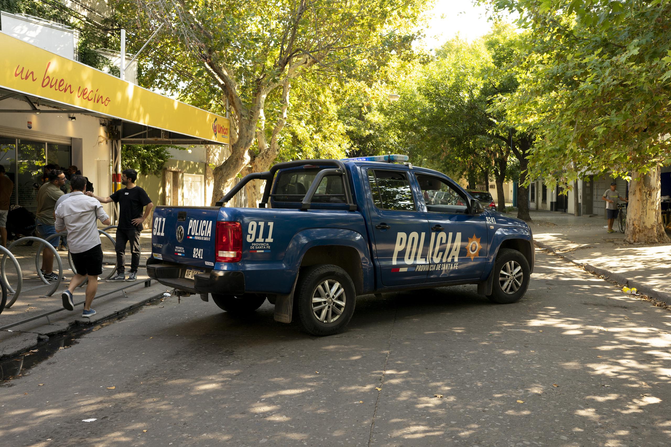 La Policía de Buenos Aires sospecha que el ladrón que logró escapar, también resultó herido por los disparos que le hizo la agente a la que intentaron asaltar.