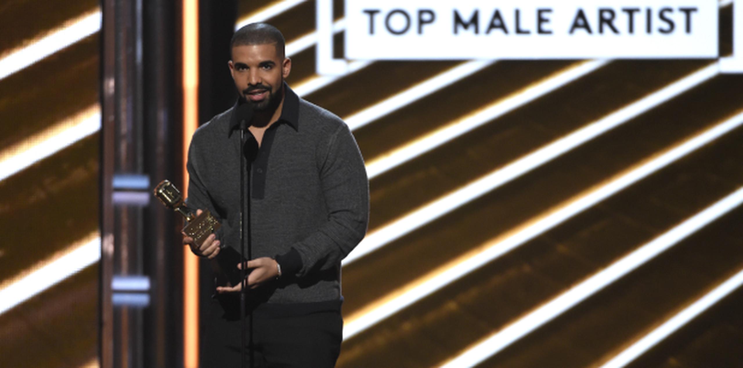 Drake recibió el premio al mejor artista de manos de Prince Jackson, el hijo mayor del difunto Michael Jackson. (AP)