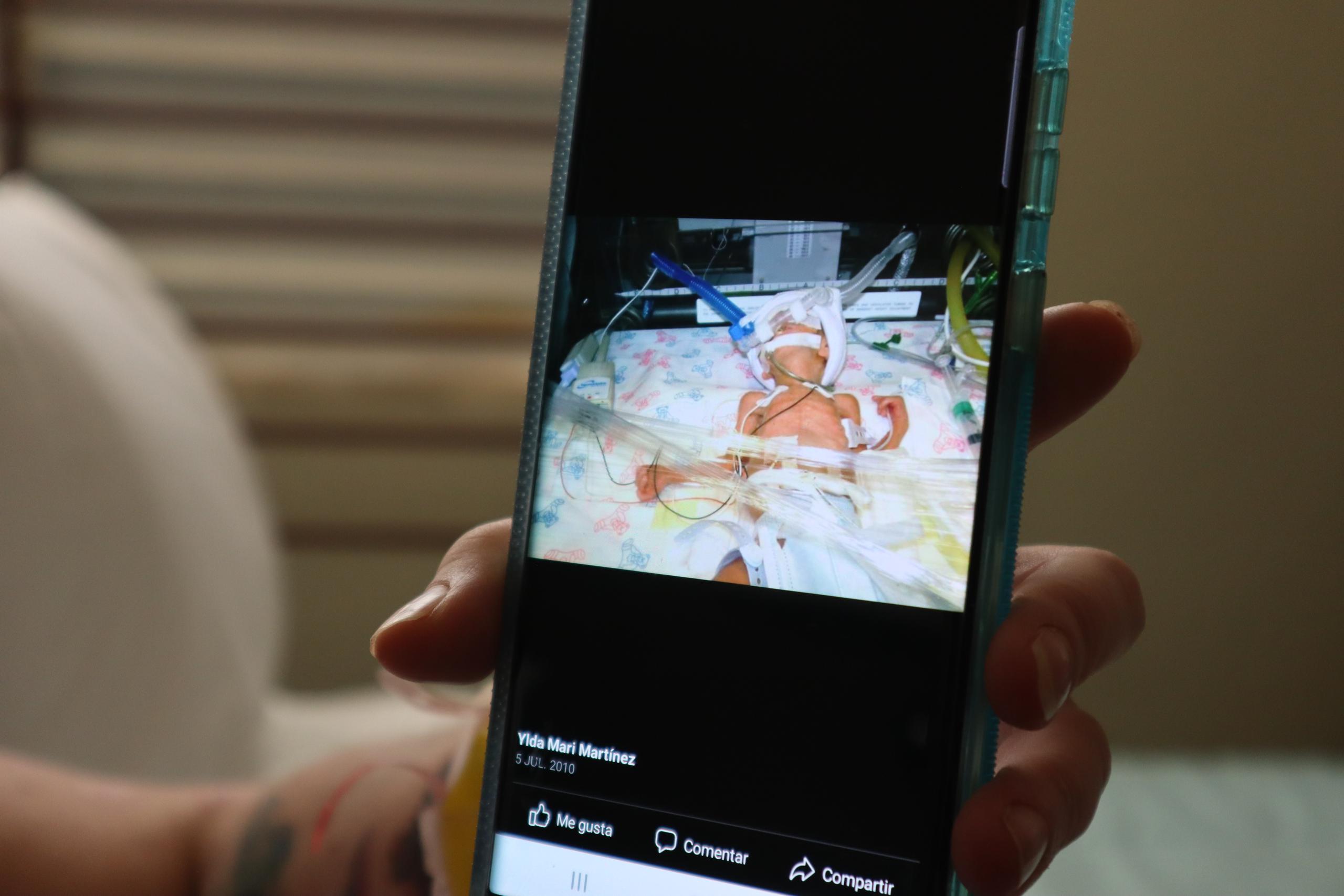 Ylda Martine Rosa muestra la imagen de su hijo, Antony, recién nacido, quien luchó para sobrevivir.